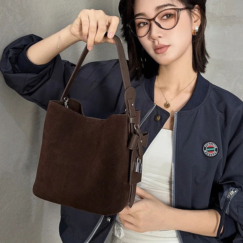 2025 خمر الجلد المدبوغ المرأة دلو حقيبة ماتي جلد البقر حقيبة كتف جلدية مقبض فاخر الراقية ركاب محفظة للسيدات #4