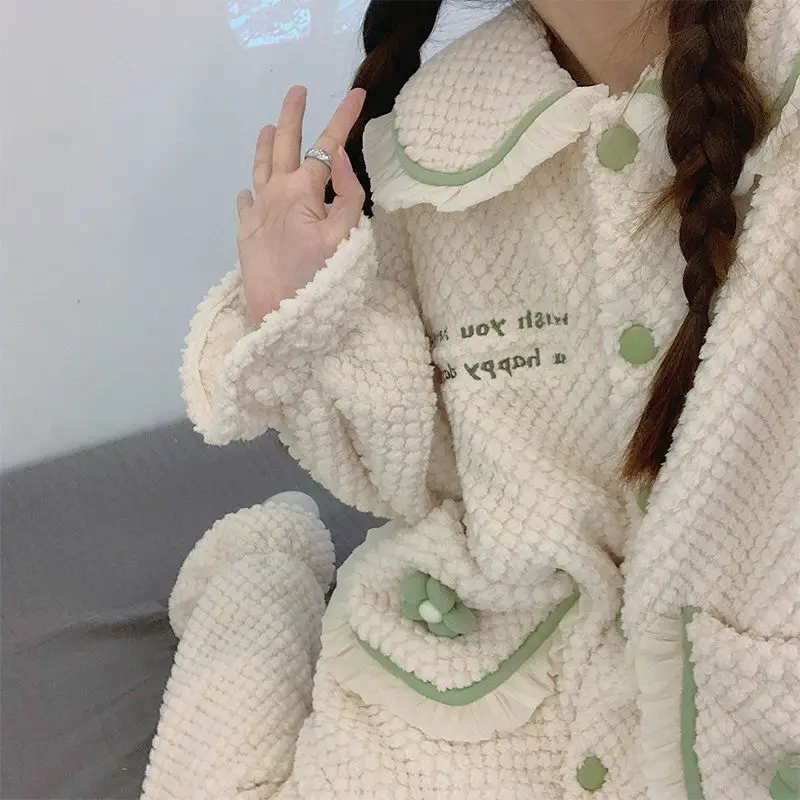 Pijamas de lana coral para mujer, nuevo modelo de invierno, traje de estilo informal dulce, ropa de dormir con forro polar, conjunto de pijama de franela gruesa para el hogar