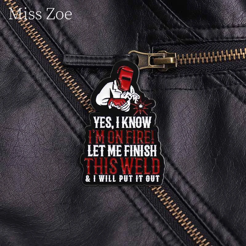 Позвольте мне закончить этот шов, и я выложу его эмалированную булавку, да, я знаю, что я на огне Готическая цитата, брошь, значок на лацкан, ювелирное изделие