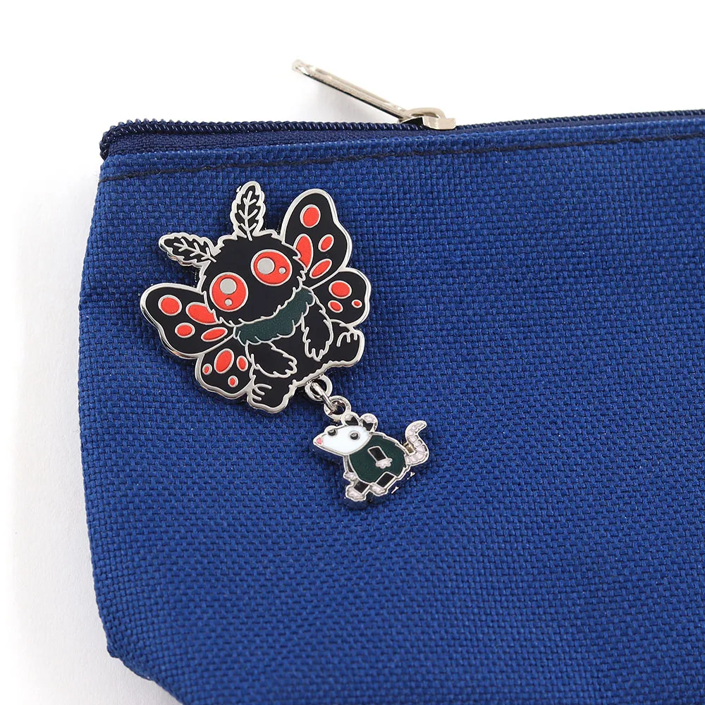 Lustige Chibi-Mothman-Emaille-Pins, kreative niedliche Kryptid-Broschen mit hängendem Opossum, skurriles Monster-Abzeichen mit roten Augen, Anstecknadel-Geschenk – Detail 4