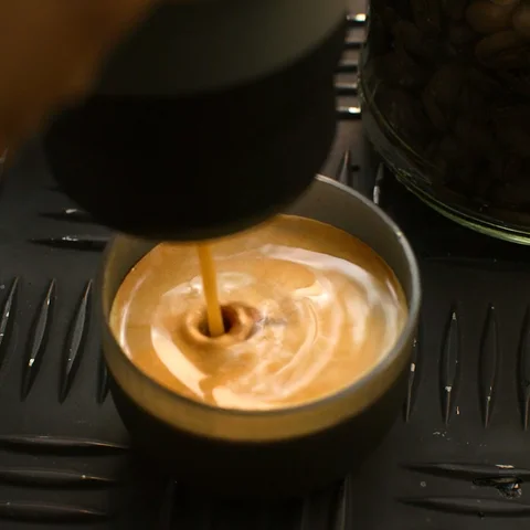 Портативная кофеварка WACACO Minipresso GR2 для приготовления кофе в дороге — фото устройства