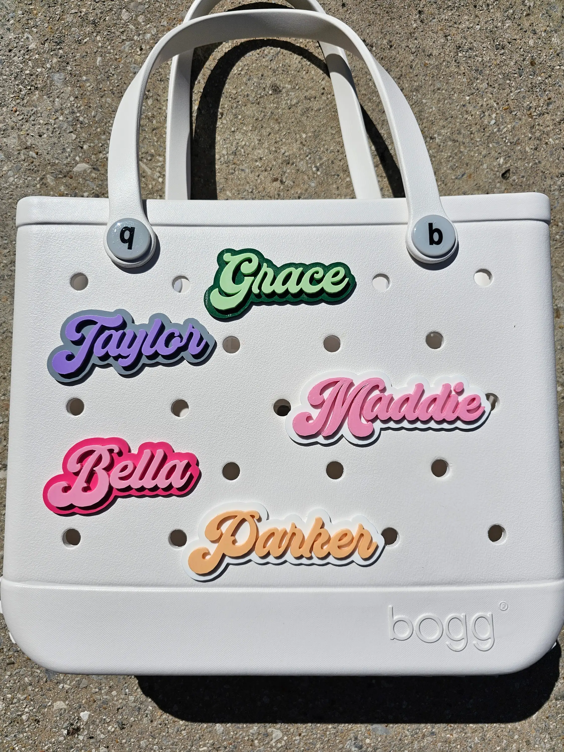 Breloque de sac de plaque signalétique de police de style rétro personnalisable - Charme de sac personnalisé - Étiquette de nom - Charme de sac - Étiquette de sac