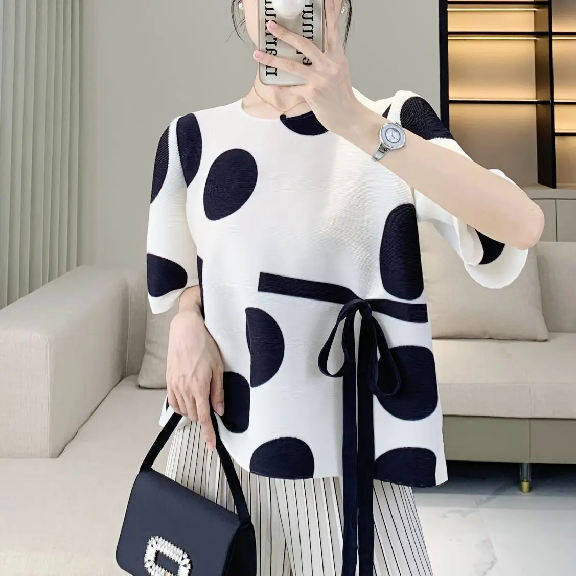 

2025 весенне-летний свободный большой эластичный женский плиссированный модный костюм в горошек на шнуровке для мам