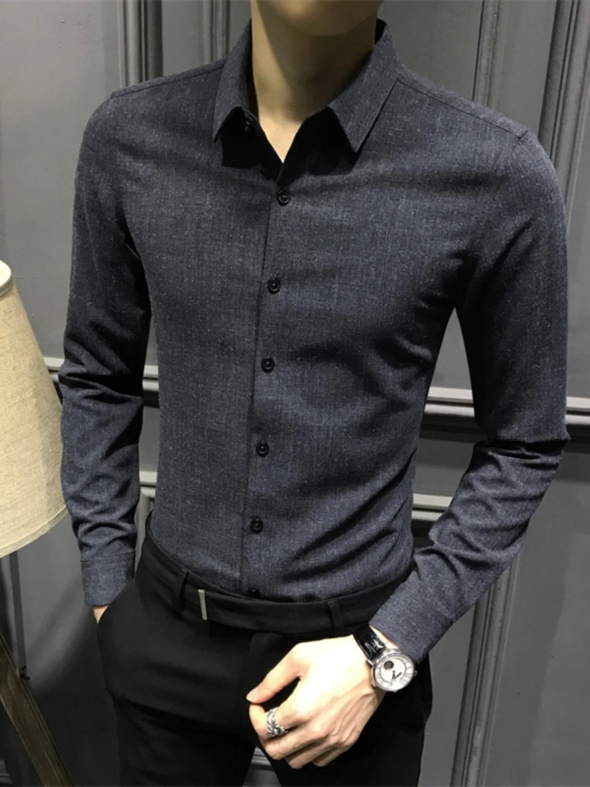 

Новая мужская рубашка с длинным рукавом 2023 года: повседневный деловой стиль, городская молодежная мода, цветная ткань, не требует глажки, для осеннего сезона