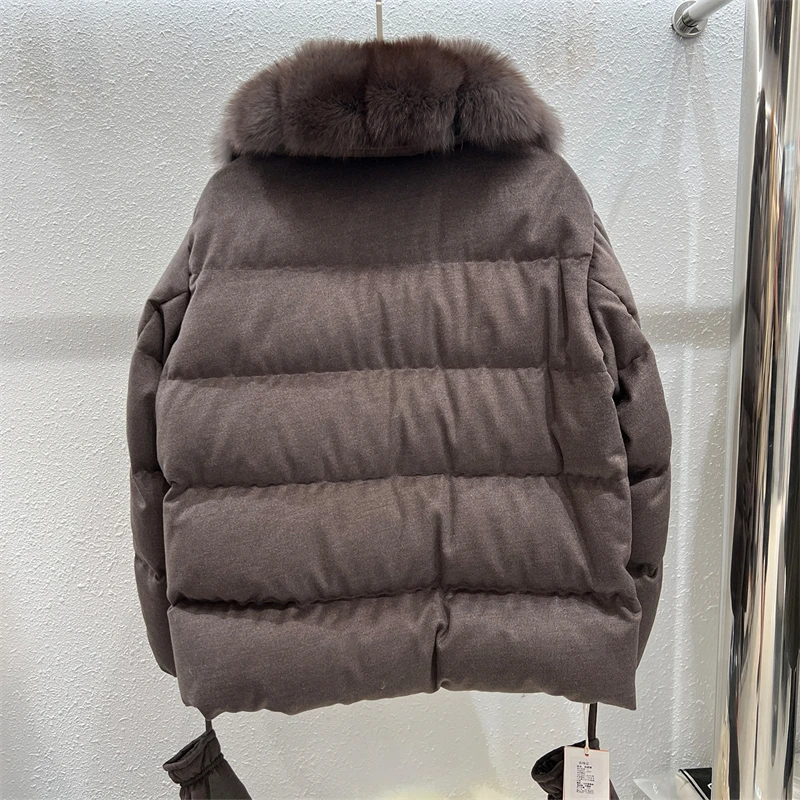 New Winter Women’s GooseDown Jacket Short Thickened and WarmFeaturing a Large Fox Fur Collar and a WaistCinching Tie-Belt Design