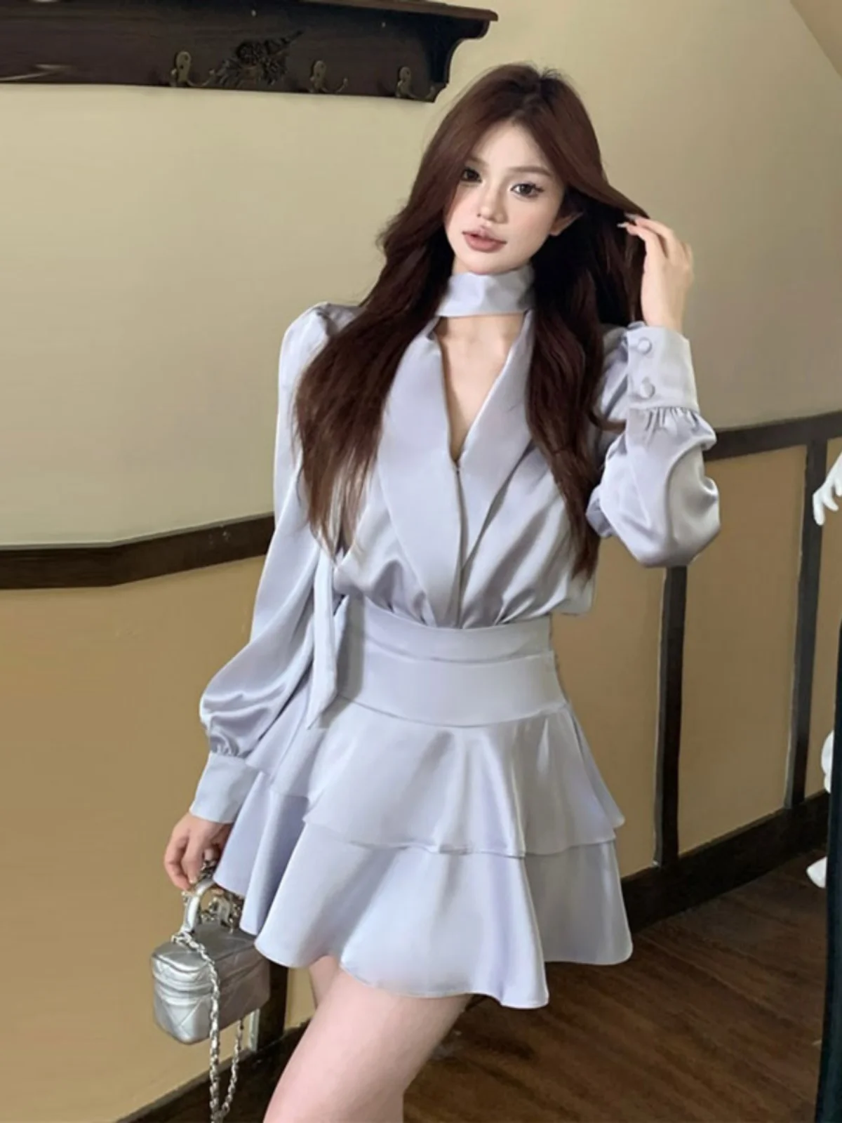 

Модный атласный комплект-двойка в холодных тонах: уникальный, изысканный, весенний, в корейском стиле, с ощущением роскоши, комфортный, с длинными рукавами, V-образный вырез.