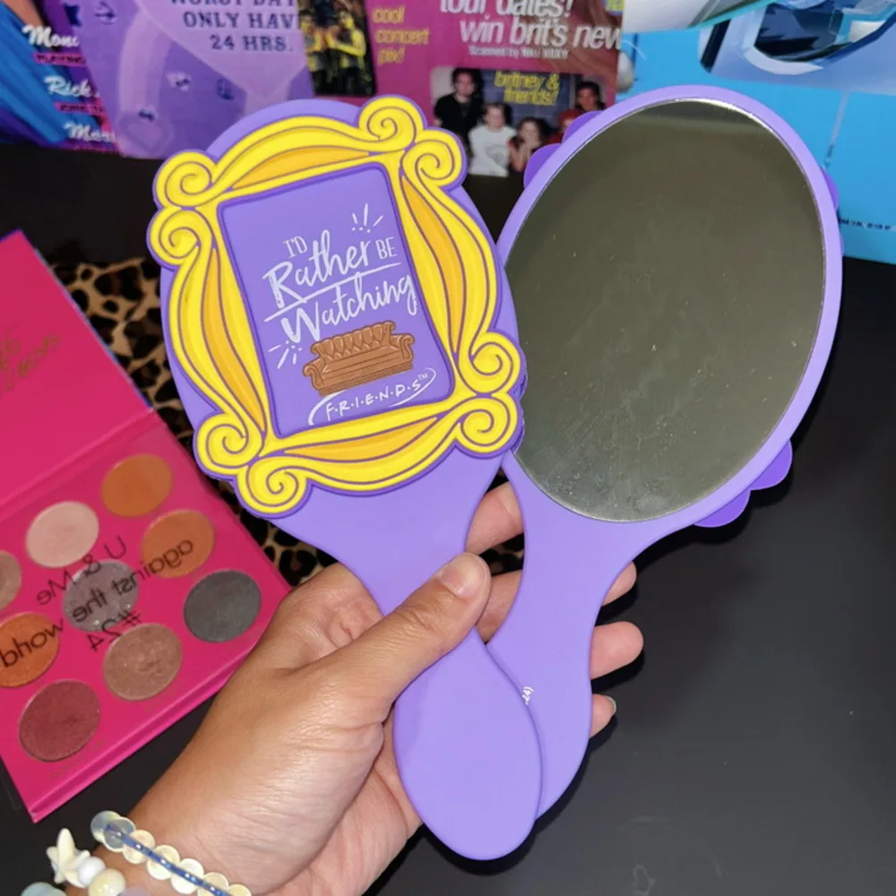 

Ручное зеркало для макияжа в стиле ретро, портативное зеркало для ТВ-темы друзей, подарок для женщин, американское винтажное дизайнерское дорожное зеркало для макияжа