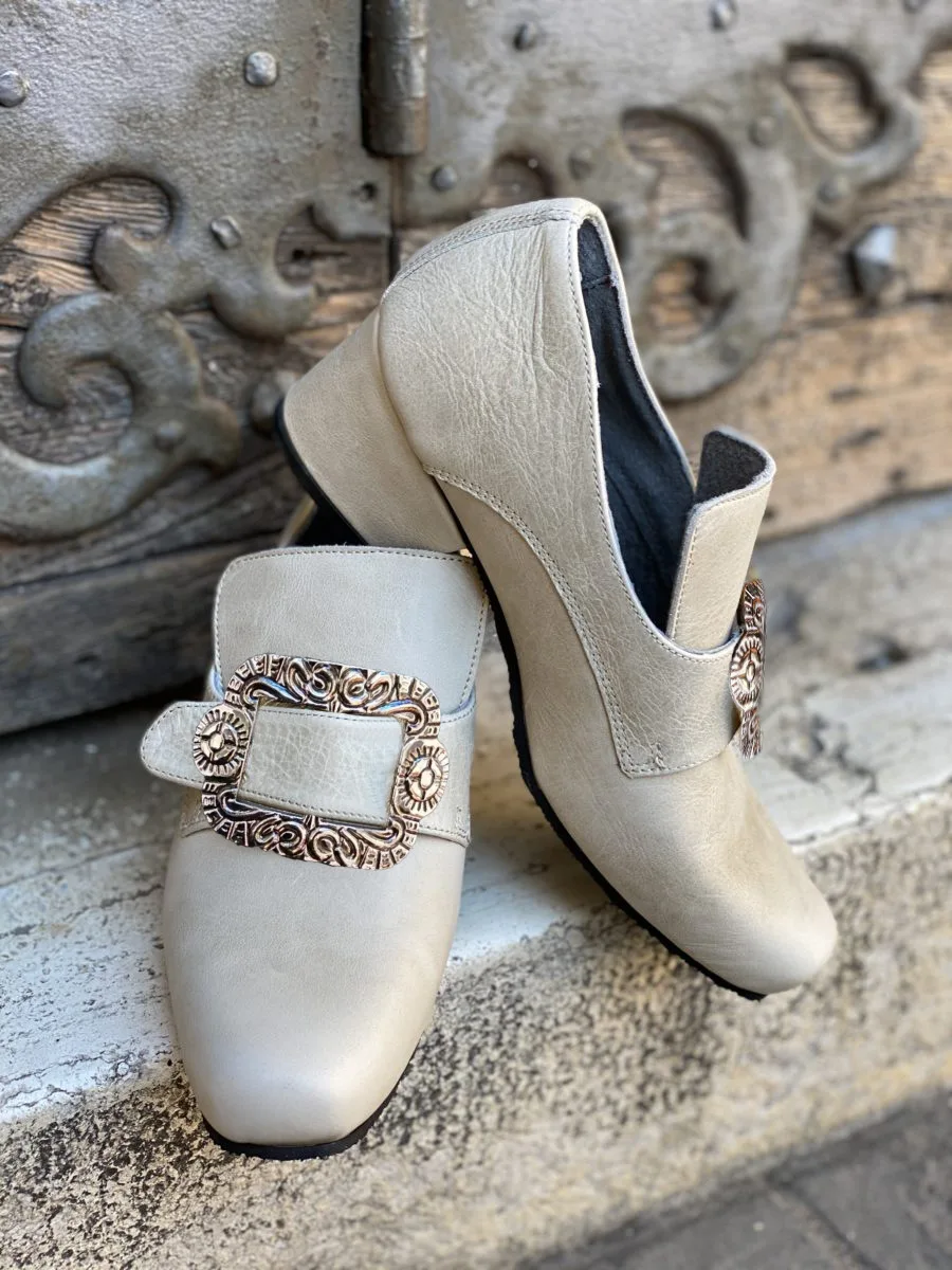 Retro-Western, mittelalterliche, renaissanceartige Rollenspiele, edle Herren- und Damenmode, einfarbige High Heels, Partyschuhe, Halloween-Kostüm. – Detail 7