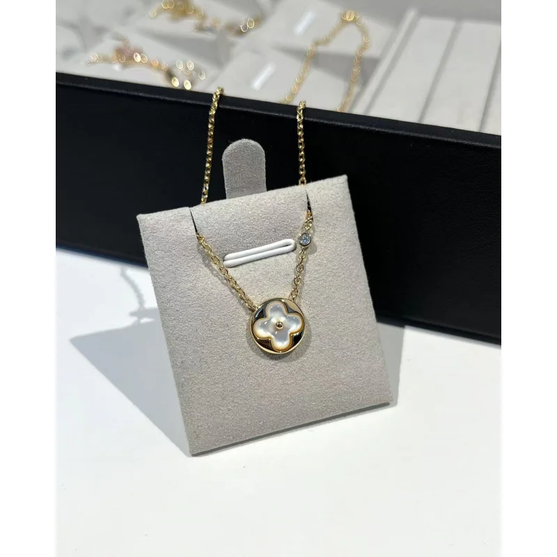 

Ожерелье с круглым цветком из белой ракушки Roseie 2026 – Прекрасные цветы расцветают на белой ракушке с ослепительным блеском розового золота.