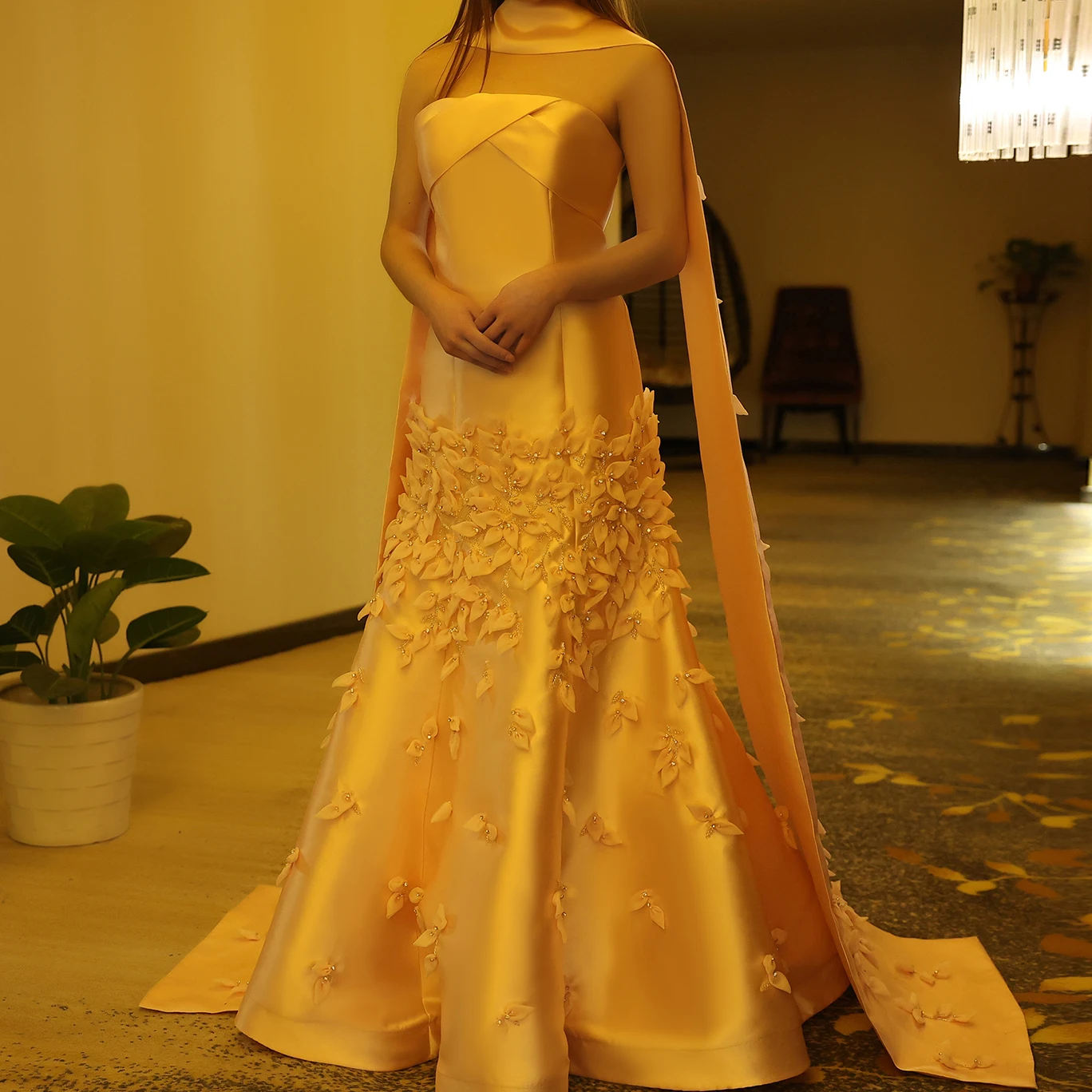 Sharon Said Luxuriöses 3D-Blätter-Abendkleid in Blush Pink aus Satin mit Meerjungfrauen-Cape, Dubai Arabisches Hochzeits- und Abschlussballkleid SS463 Maßanfertigung – Detail 10
