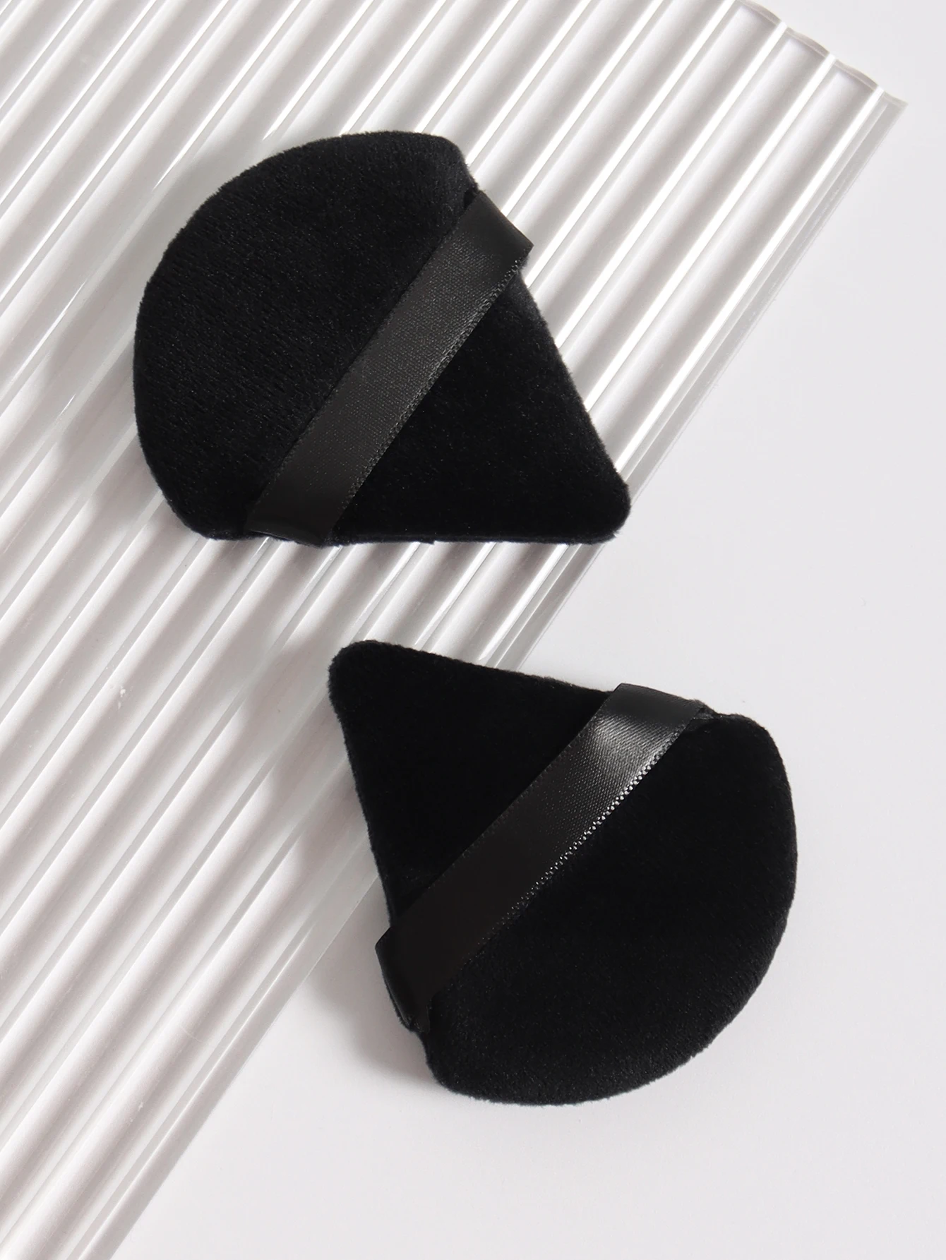 Trójkątny puder w pudrze, 20-40 sztuk, służy do nakładania pudru sypkiego i delikatnie dociskania go na twarz, aby uzyskać efekt utrwalenia makijażu.