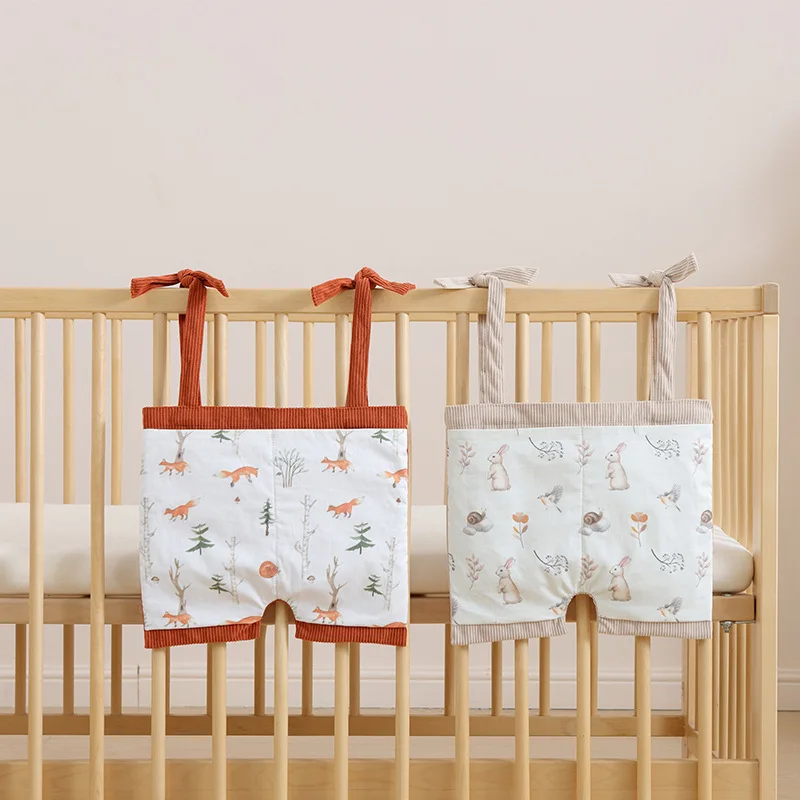 新しい漫画柄ベビーベッド吊り下げ収納バッグ、柔らかいコーデュロイ製ベビーベッドオーガナイザー、ベビーおむつ、哺乳瓶、おもちゃ用の複数のポケット付き