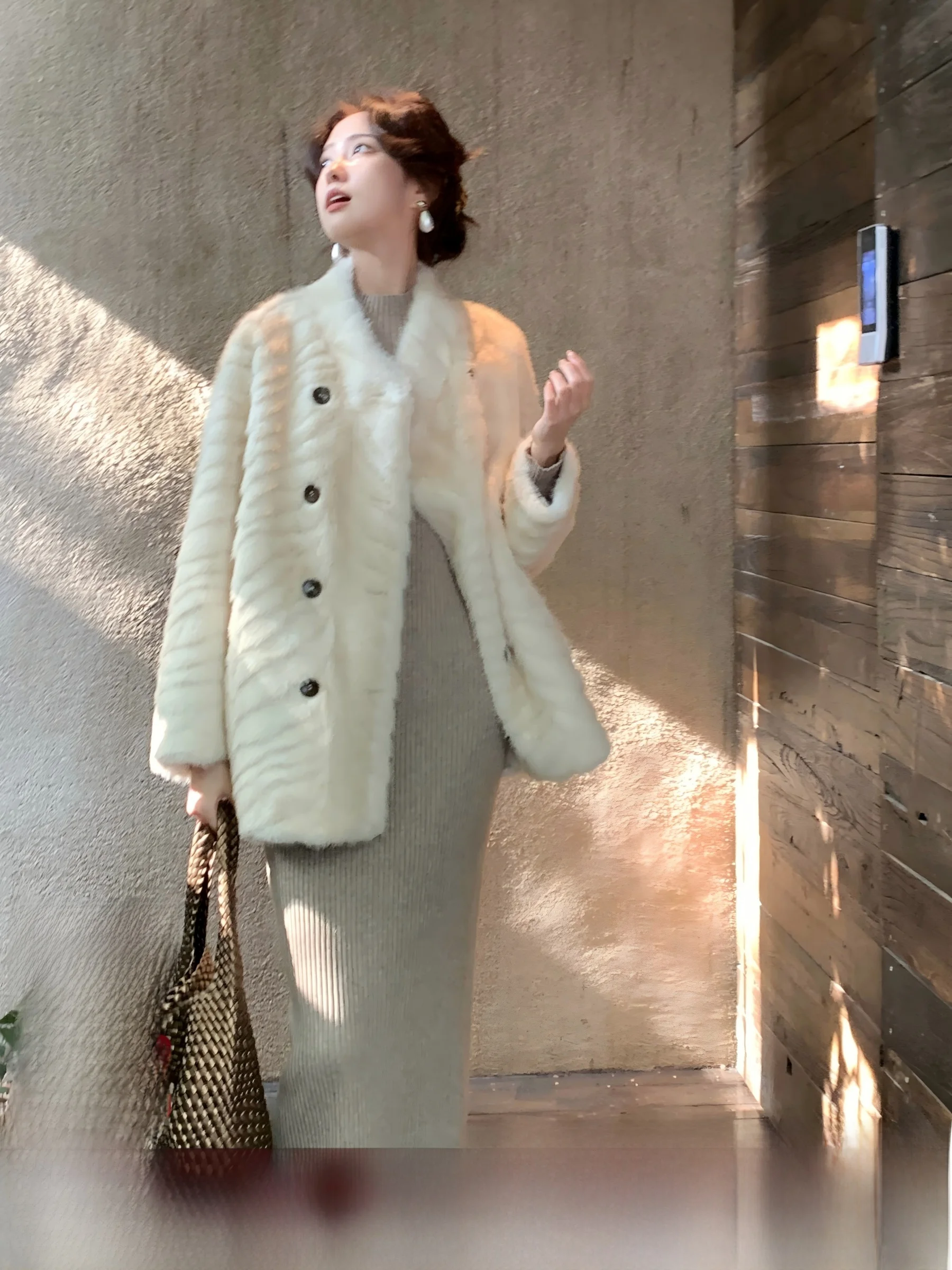 

SYT Stylish Loose Fur Coat Warm Mid-Length Eco-friendly Integrated Leather And Fur Outerwear for Women Commute Style