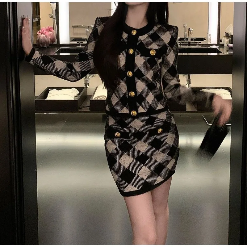 

French-style Contrasting Color Gold Buckle Set Long-sleeved Knitted Cardigan and Elastic Bodycon Midi Skirt Two-piece Suit