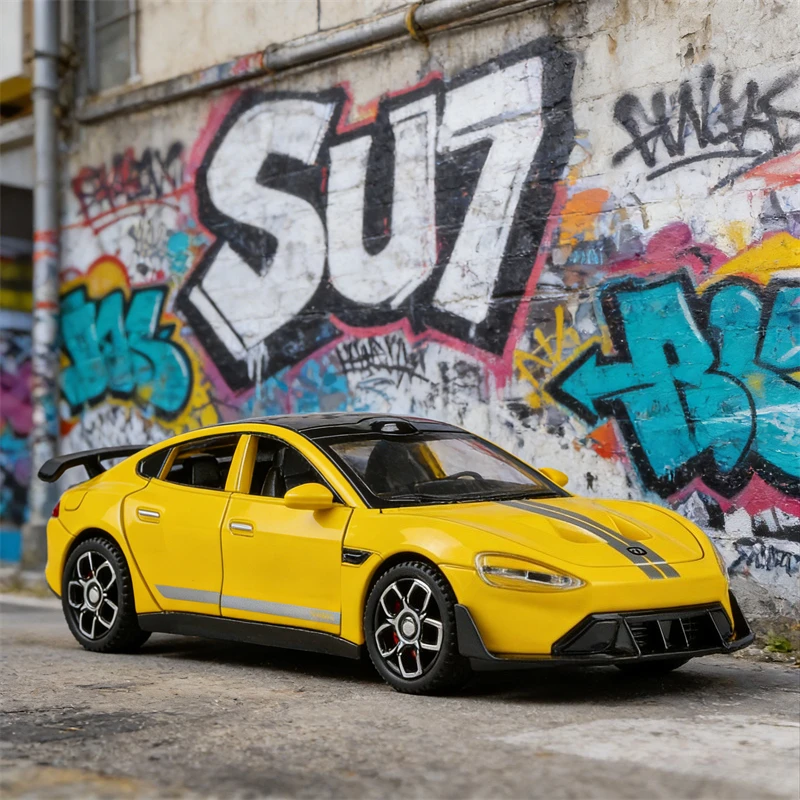 

1:32 SU7 Ultra спортивный автомобиль, масштабная модель автомобиля из сплава, литой под давлением металлический миниатюрный звук и свет, коллекция детских игрушек