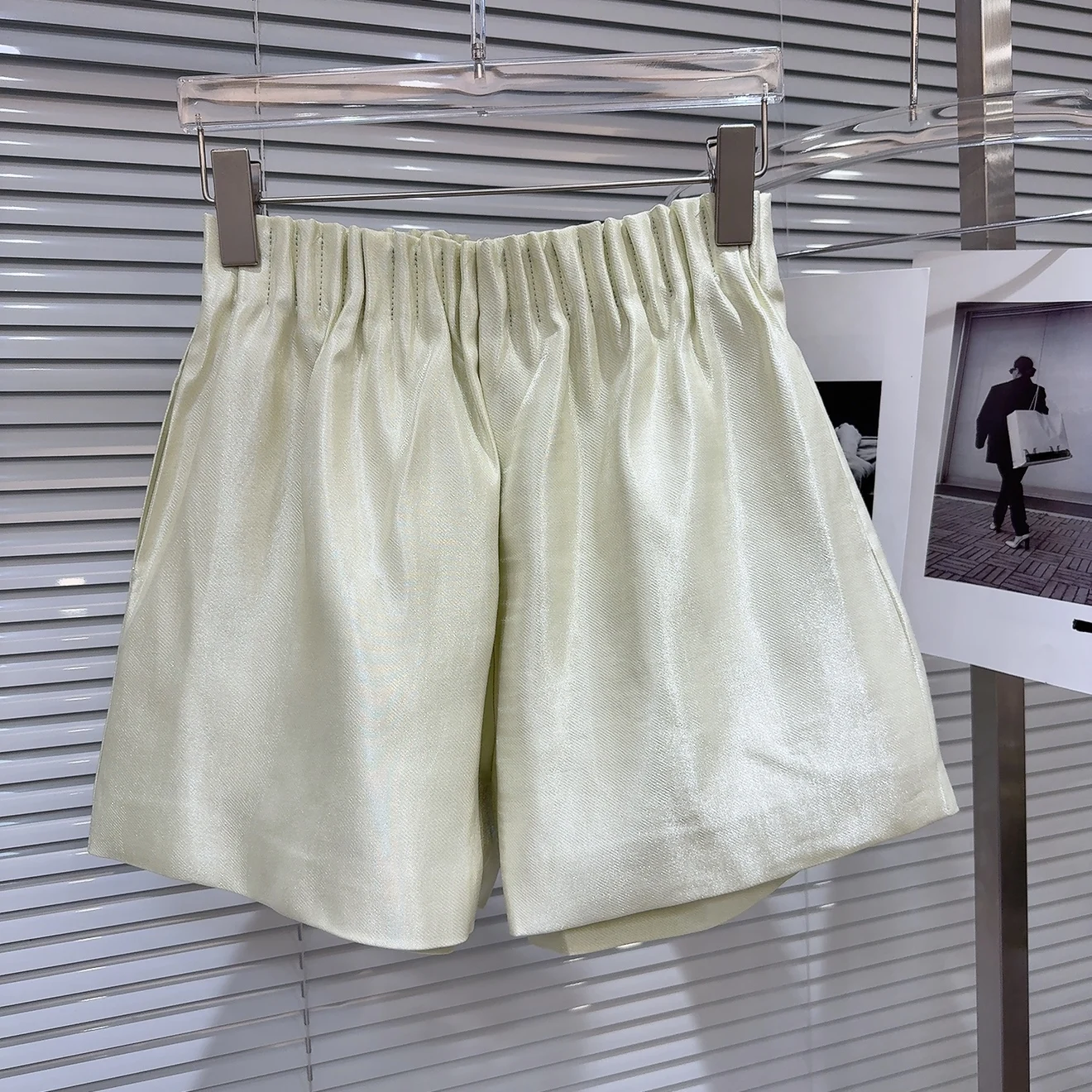 

Модные свободные шорты с высокой талией, однотонные, простого дизайна, длиной три четверти, с эластичной талией, повседневные брюки.