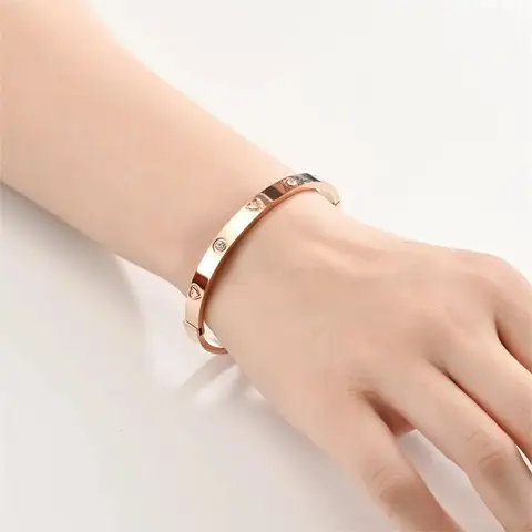 Pulsera minimalista Unisex de acero inoxidable para todas las estaciones, diseño personalizado con un corazón y Diamante, superventas