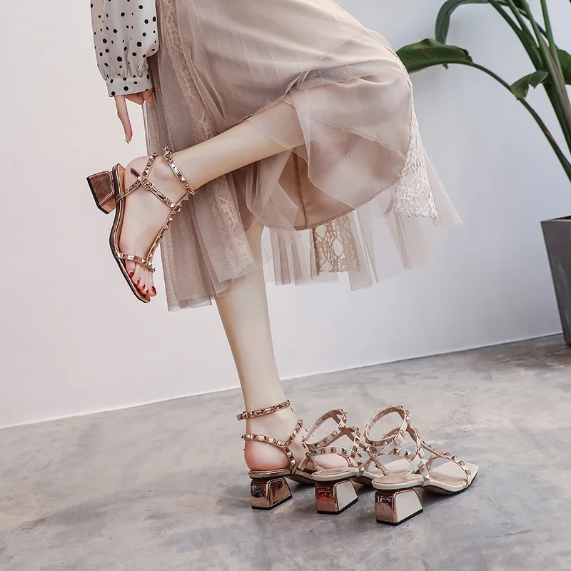 Buty damskie 2022 lato nowy Super modne przypływ nity styl romański gruby obcas modne sandały kwadratową głowę
