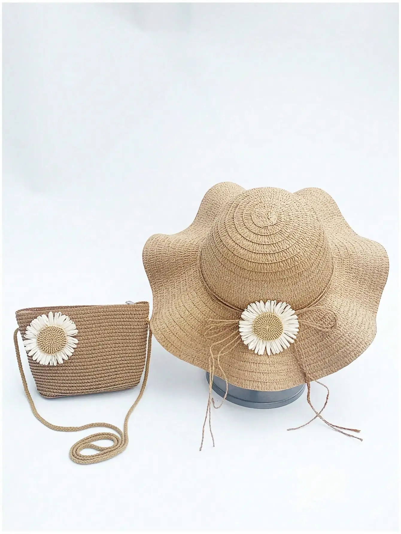 

Женская соломенная шляпа с цветком-маргариткой и подходящей соломенной сумкой