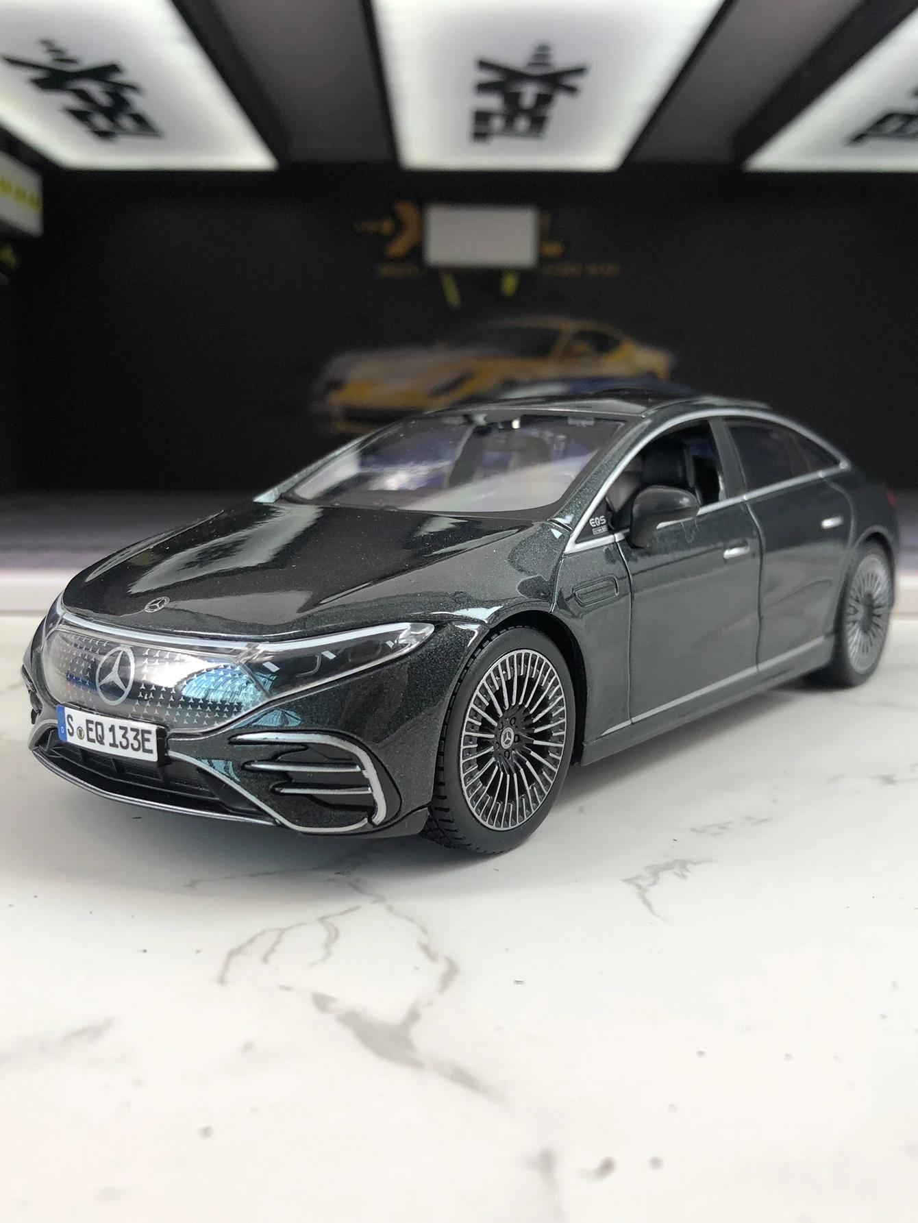

Maisto 1:27 simulation zinc alloy EQS Mercedes EQ model car, static ornament, metal collectible gift car