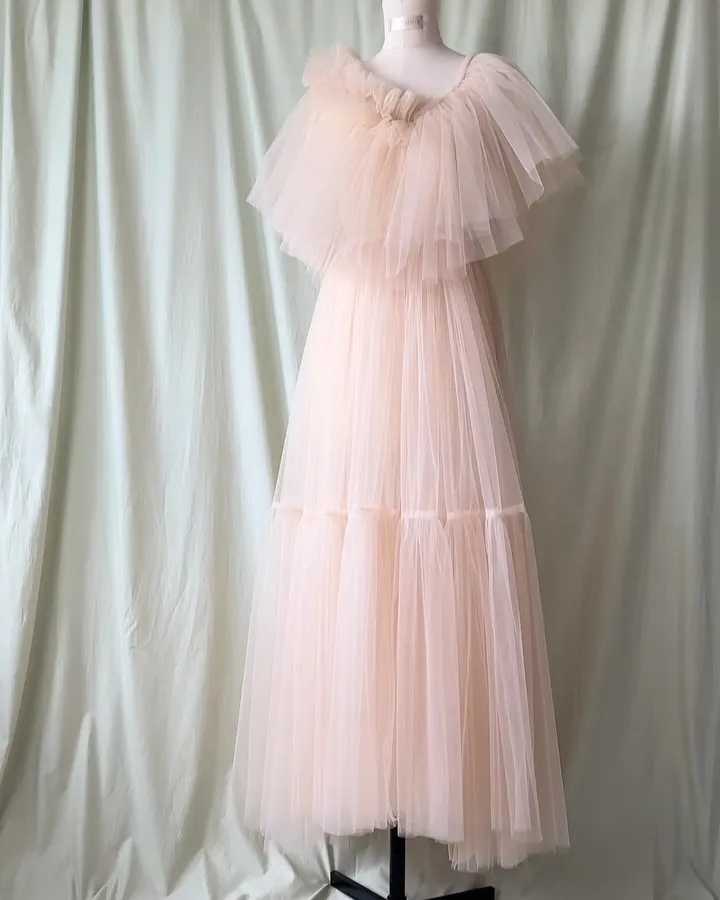 Softy สีชมพู Ruffle Tulle ชุดราตรีสําหรับงานแต่งงานข้อเท้าความยาวง่าย Draped Tulle ชุดวันเกิดชุดเจ้าสาว