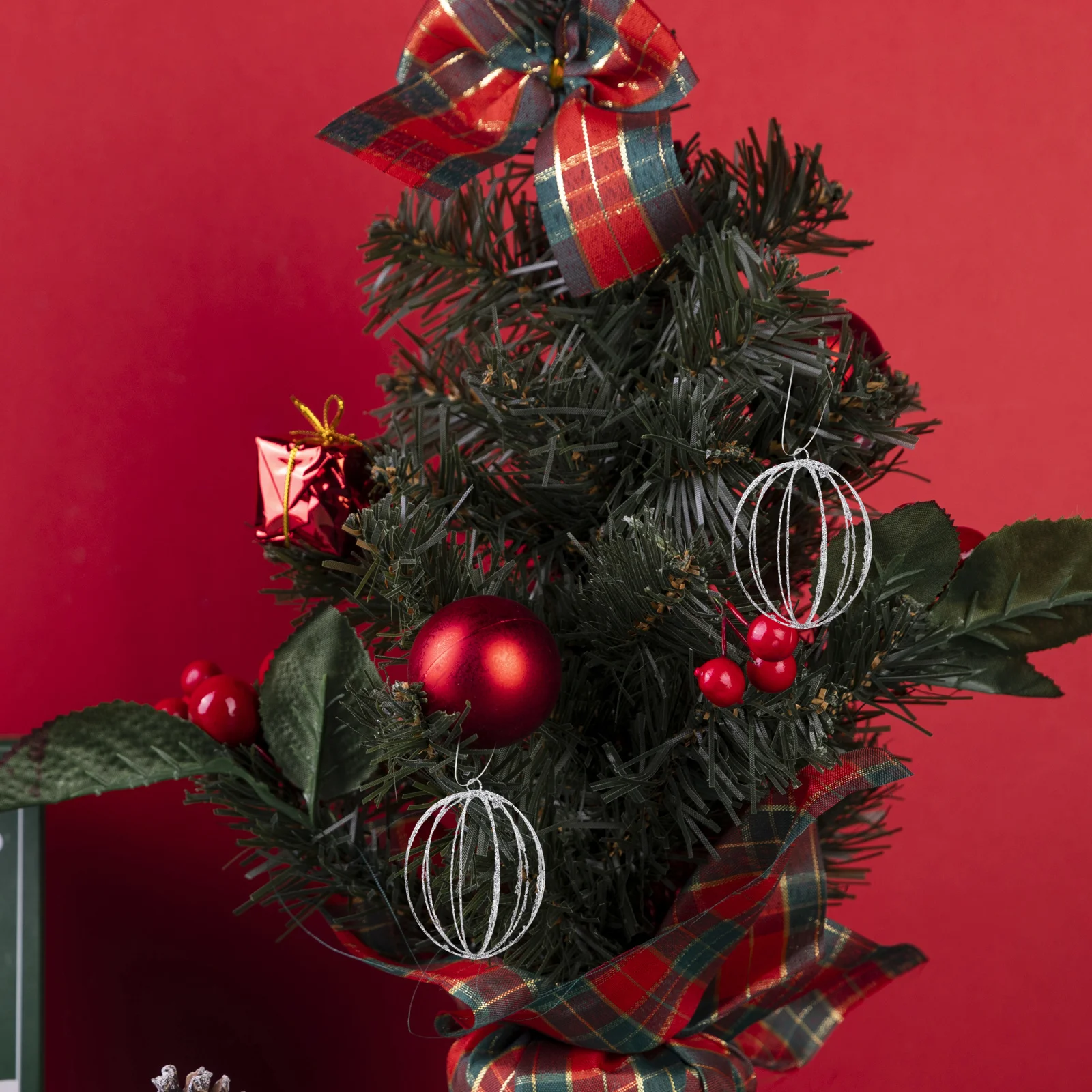 

Silver Christmas Ball Hollow Iron Hanging Ornament for Xmas Tree Decoration Pendant Festive Holiday Party Decor Supplies