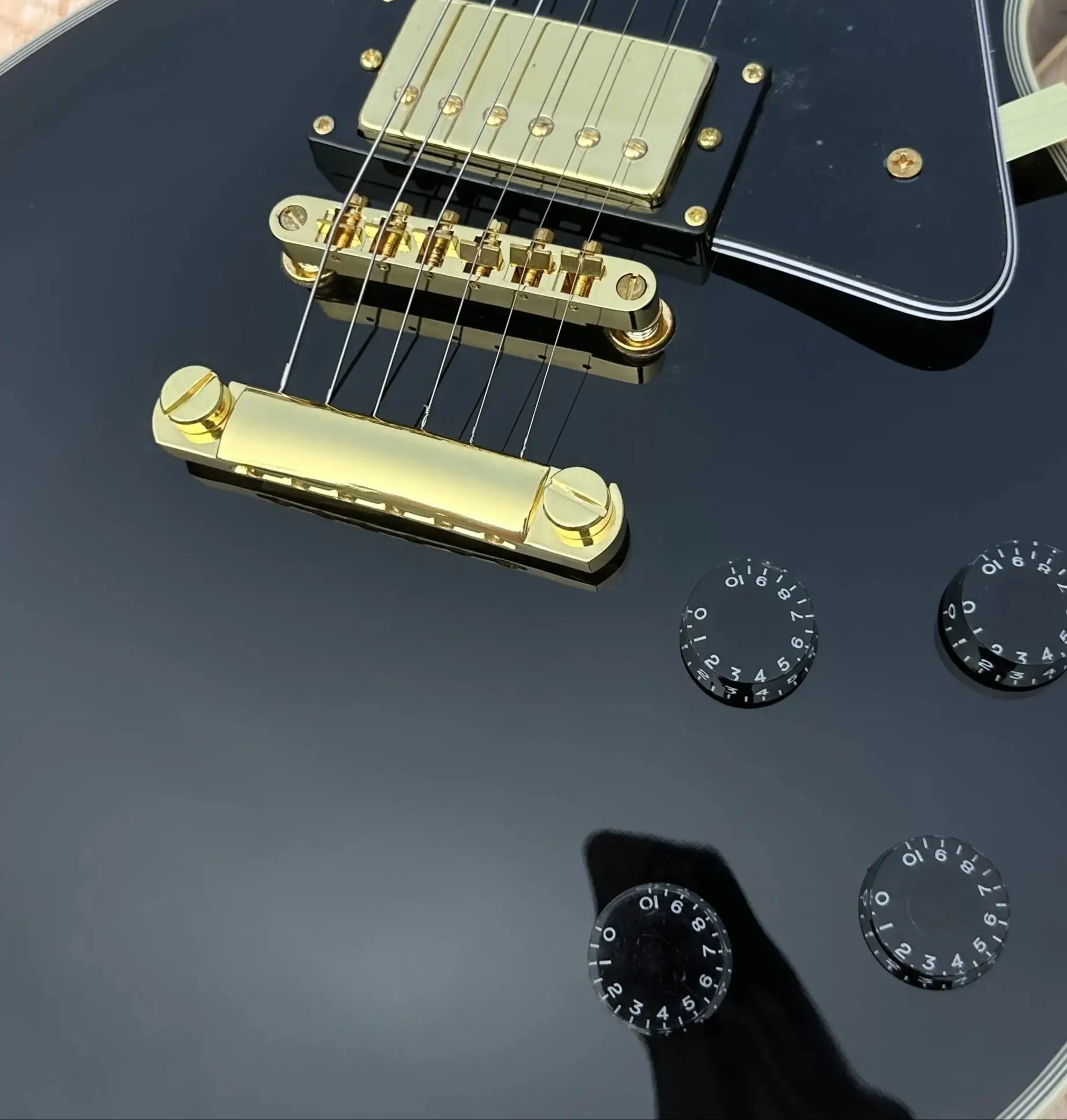 

Customized electric guitar, black caston, Imported wood,gold accessories, lightning package