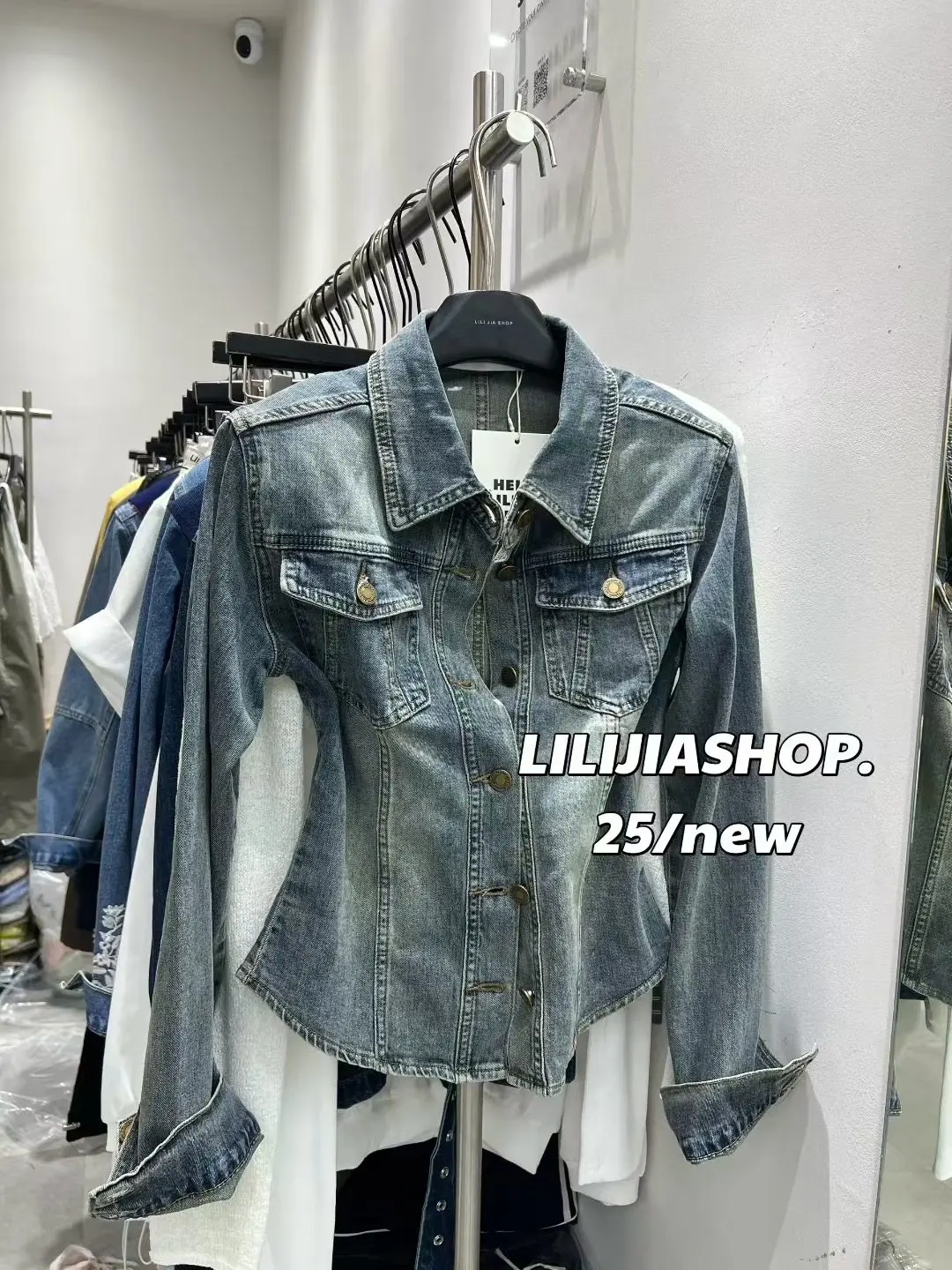 

Модная женская джинсовая рубашка с длинным рукавом, приталенная, в корейском стиле, дизайн Dongdaemun, весна 2026, универсальная, с эффектом утяжки на талии