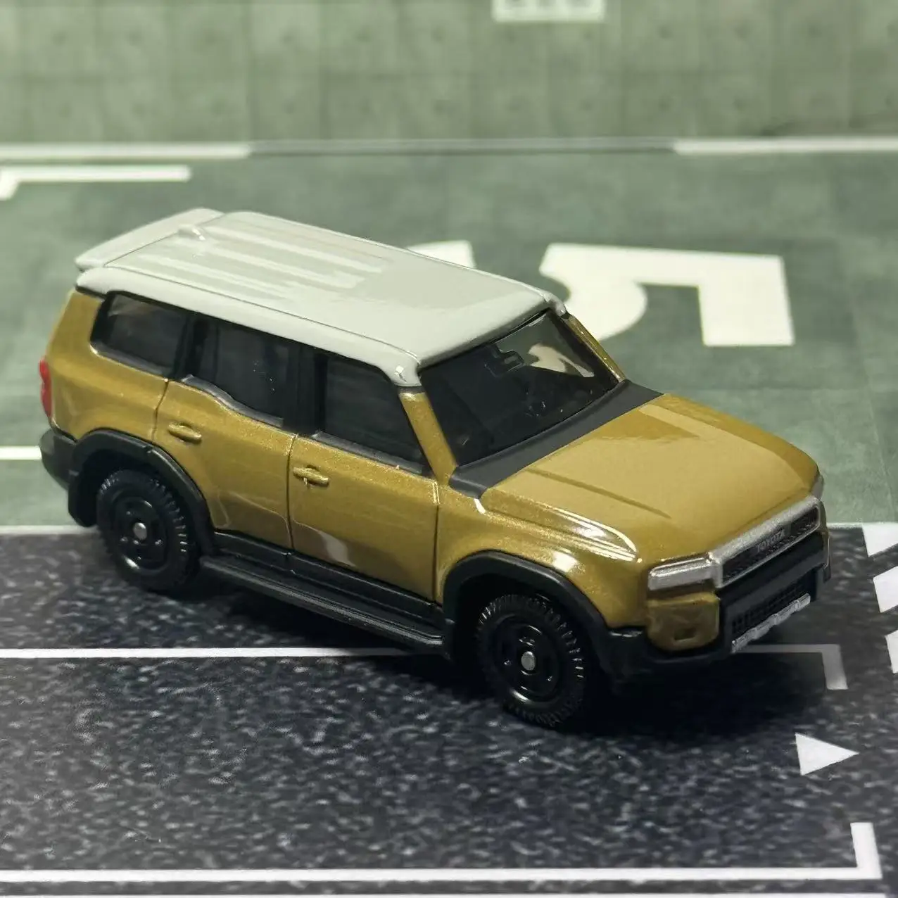 Takara Tomy No. 17 Toyota Land Cruiser 250 Mini Car Toy Alloy Toys Vehicle Diecast Metal Model for Children Boy Toy Gift