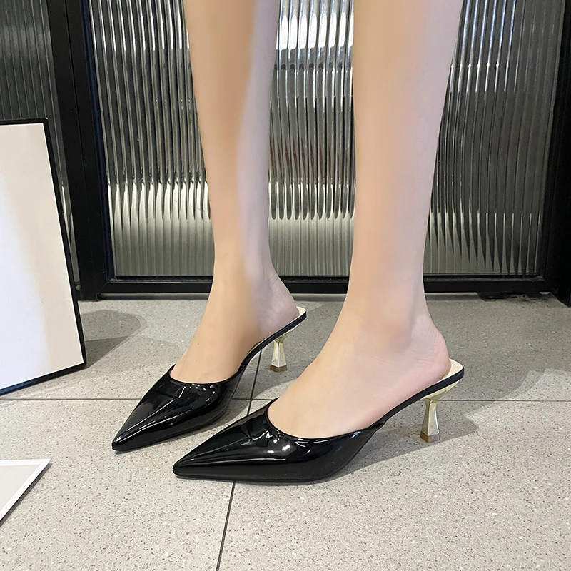 شباشب نصف مغطاة عصرية للنساء ملابس خارجية صيفية جديدة تمامًا بكعب رفيع صنادل كعب منخفضة الموضة