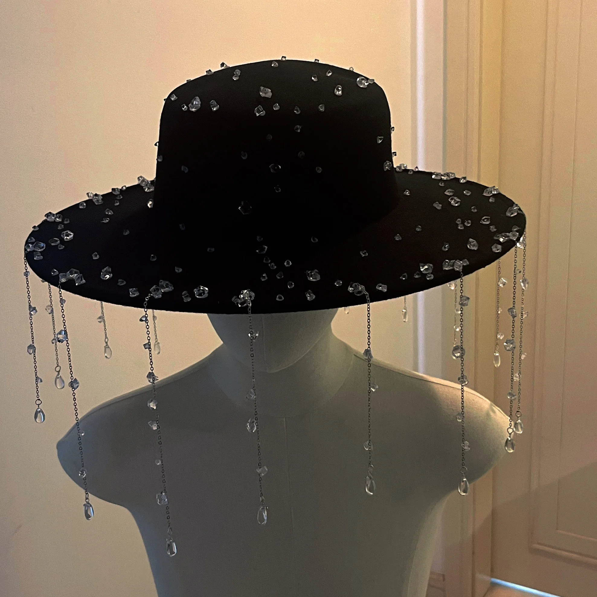 exaggerated-fringe-wide-brim-jazz-hats-for-women-fashionable-personality-autumn-winter-new-style-european-and-american-style