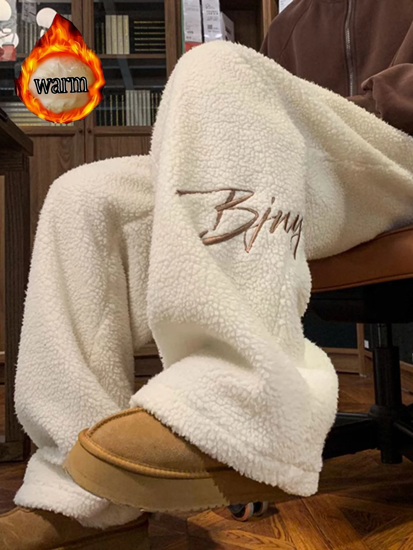 겨울용 방한 양면 플리스 캐주얼 스트레이트 팬츠, 자수 레터링이 있는 새로운 디자인, 루즈하고 다용도, 청소년을 위한 스포티하고 따뜻한 면 팬츠, 드레이프 와이드 팬츠, 트렌디한 플리스 안감과 두꺼운 팬츠