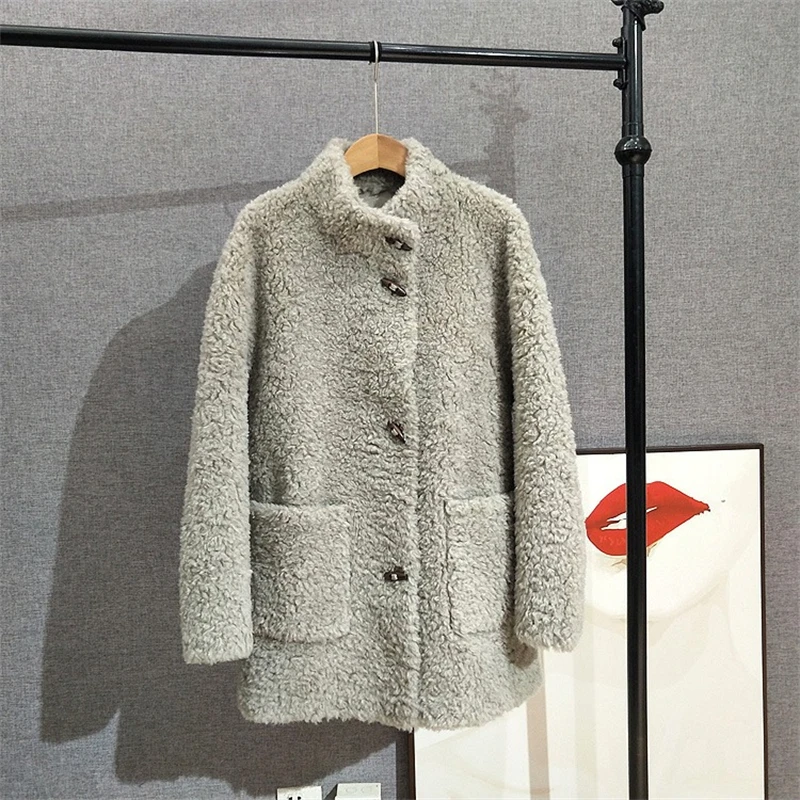 سترة من فراء الصوف 100% بأزرار على شكل قرن خشبي متوسطة الطول وياقة واقفة معطف نسائي من Sheep Sharling JT501