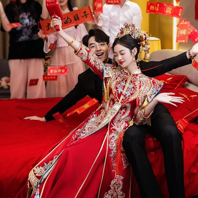 

A luxurious wedding dress for figure in the new Chinese-style toasting style