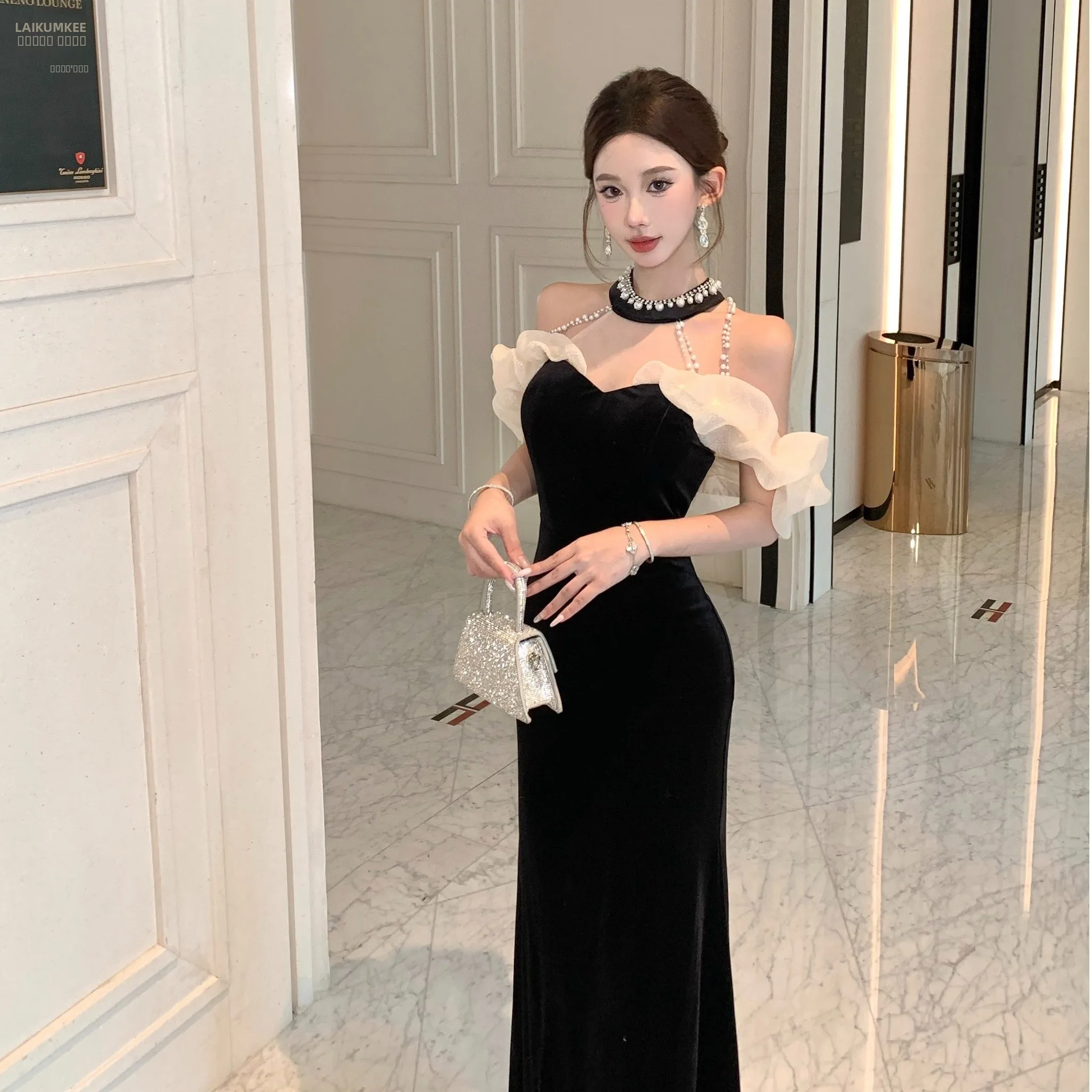 Elegant Velvet Evening Dress with Heavy Chain Fashionable High Waist Fish Tail Gown for Women in Their 18-25 Years Old