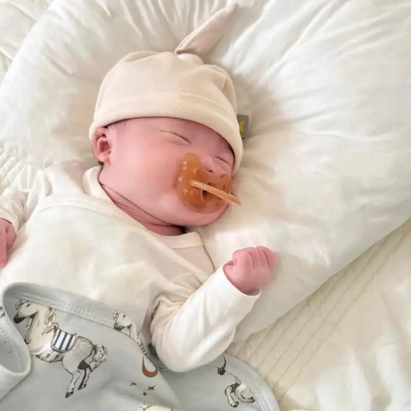 2025 Pinza calmante de silicona con bonito osito para bebés, pinza suave anticomiendo para manos, pinza para bebés de imitación de leche materna