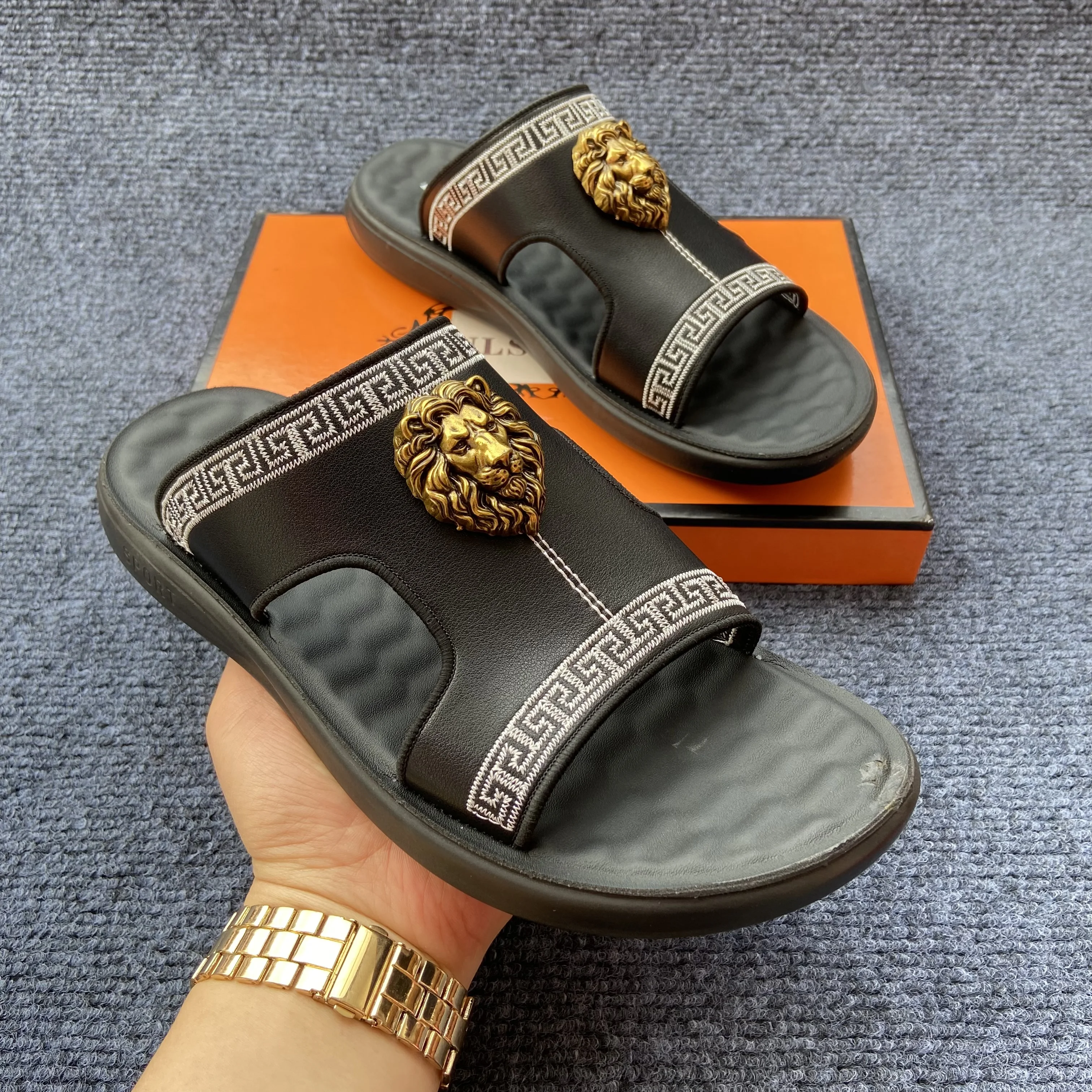 

Оригинальные дизайнерские шлепанцы Lion Head Brand, черные тапочки для мужчин, продажа обуви для дома и улицы, мужские шлепанцы.