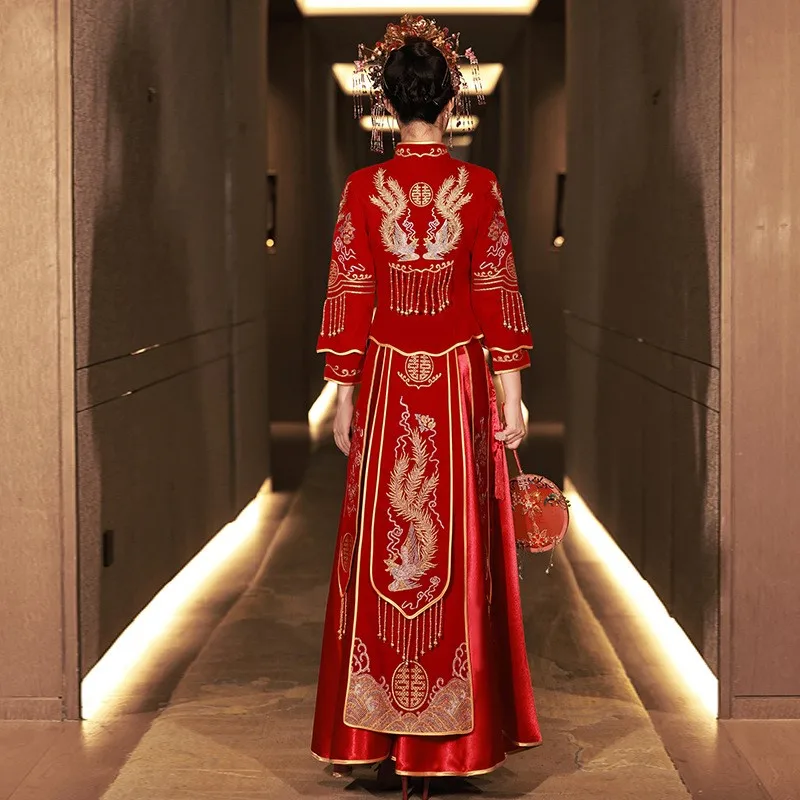 A new Chinese-style velvet dress with dragon and phoenix for toasting