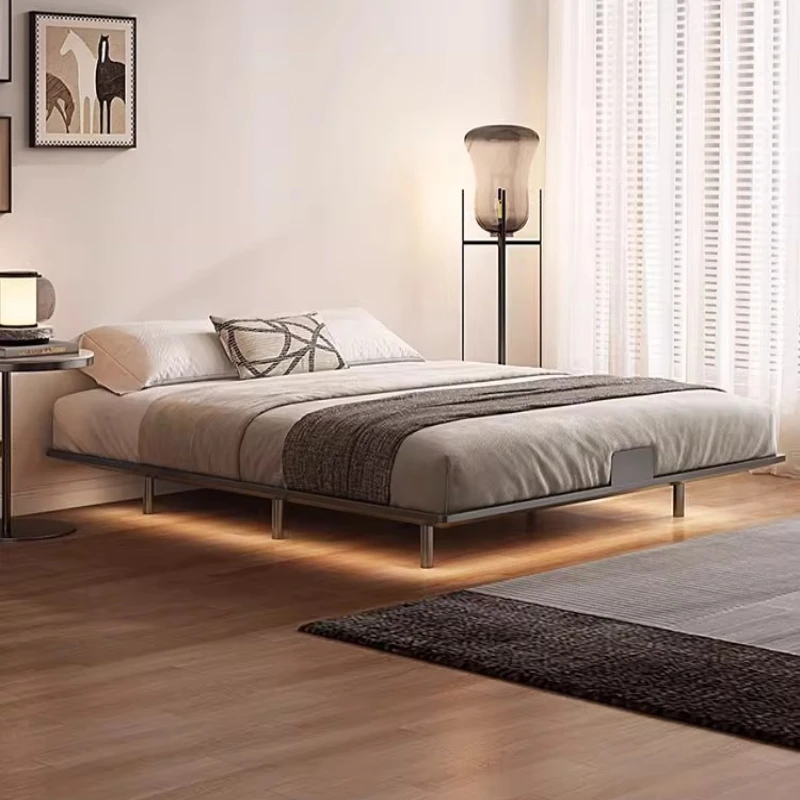 Двуспальная главная спальня, кровать lsuspension, маленькая квартира без прикроватной тумбочки, кровать со стальным каркасом, дизайн из кованого железа, гостиная, спальня