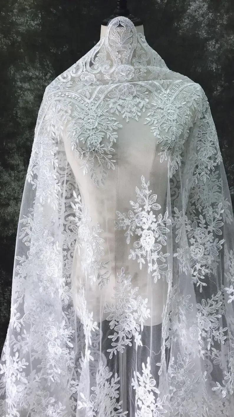 Tessuto di pizzo ricamato a fiori vintage bianco Tessuto delicato in tulle floreale, tessuto per abiti, tessuto di pizzo per abiti velo da sposa 1 metro