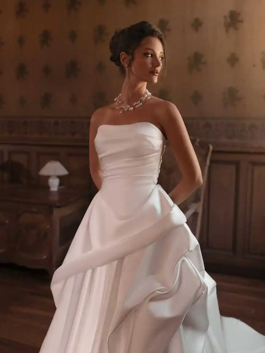 تخصيص ألف خط فستان الزفاف الساتان حمالة الطيات أثواب الزفاف قطار الاجتياح فساتين العروس عارية الذراعين