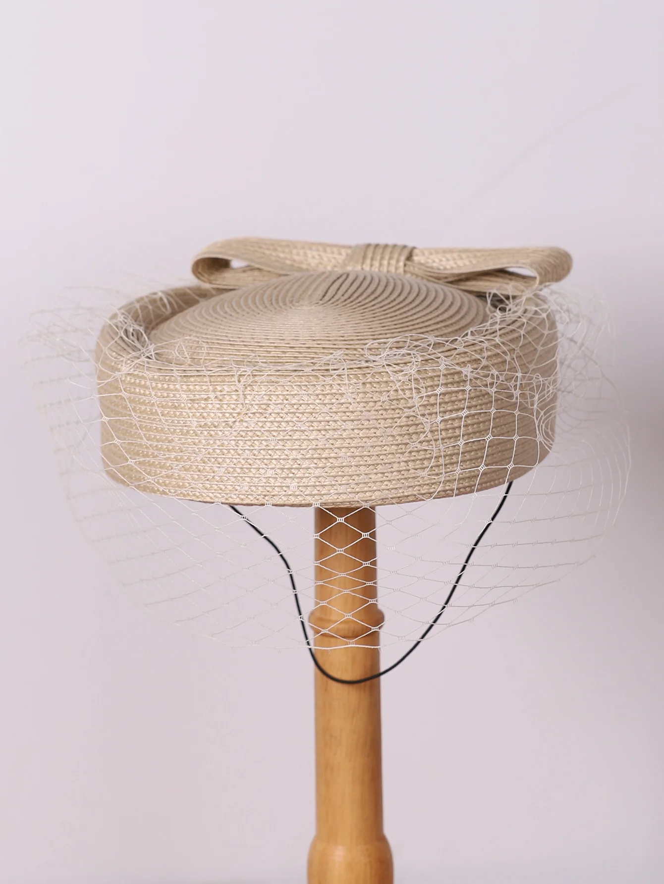 FS Fascinator White Pillbox Hats French Beret With Veil Black Straw Hats Mesh Women Fedora Cocktail Derby Party Church Wedding