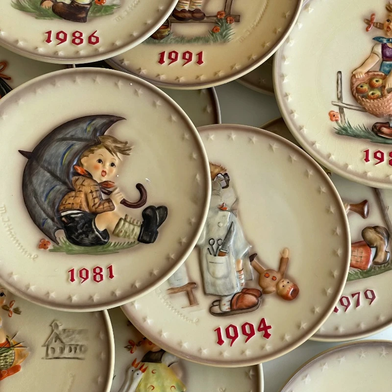 Sim doll vintage medieval ceramic commemorative plate