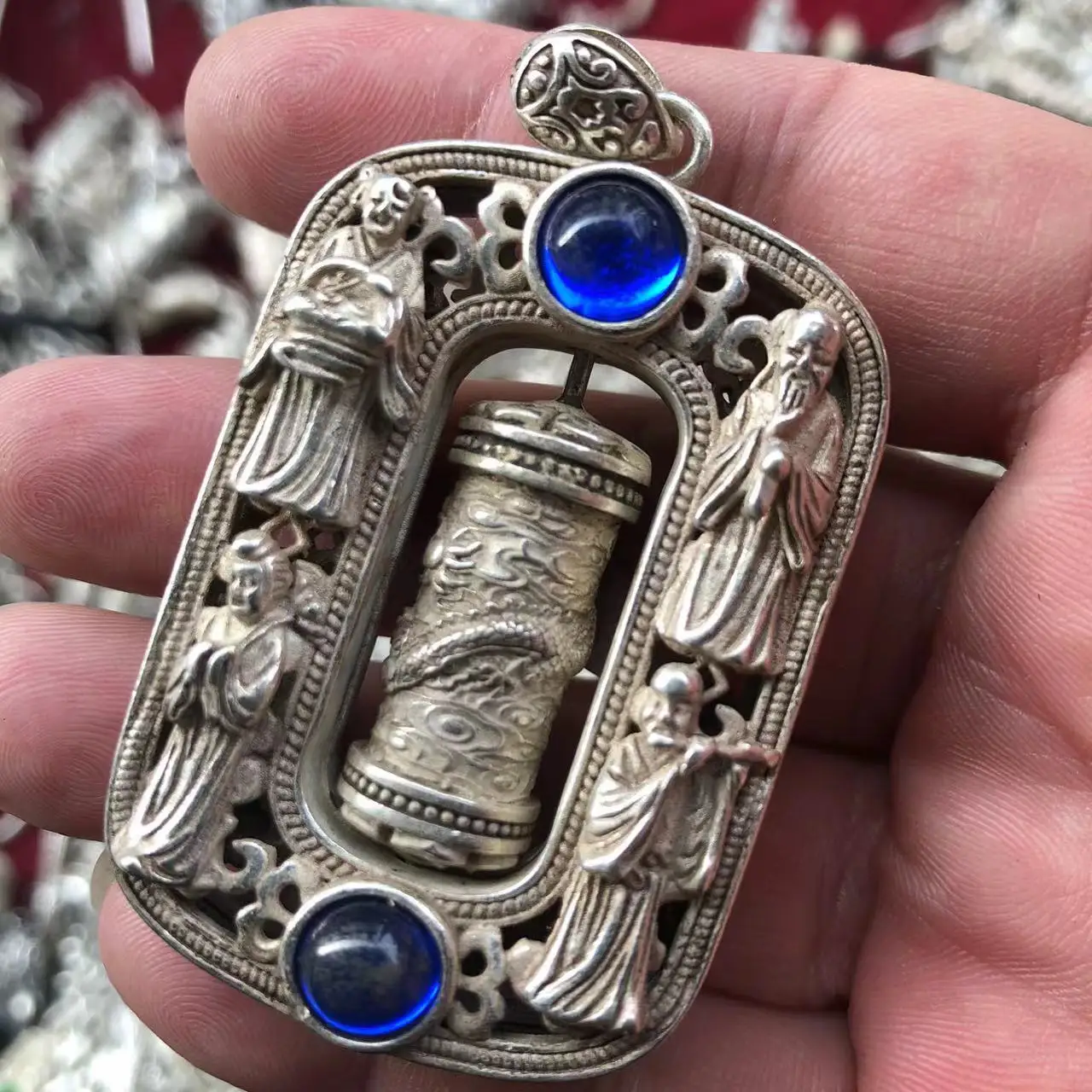 Vintage Tibetisches Silber Drehbares Gebetsrohr-Anhänger mit Grünem Edelstein Chinesisches 12-Tierkreiszeichen Ethnisches Amulett Halskette Schmuck Geschenk – Detail 6