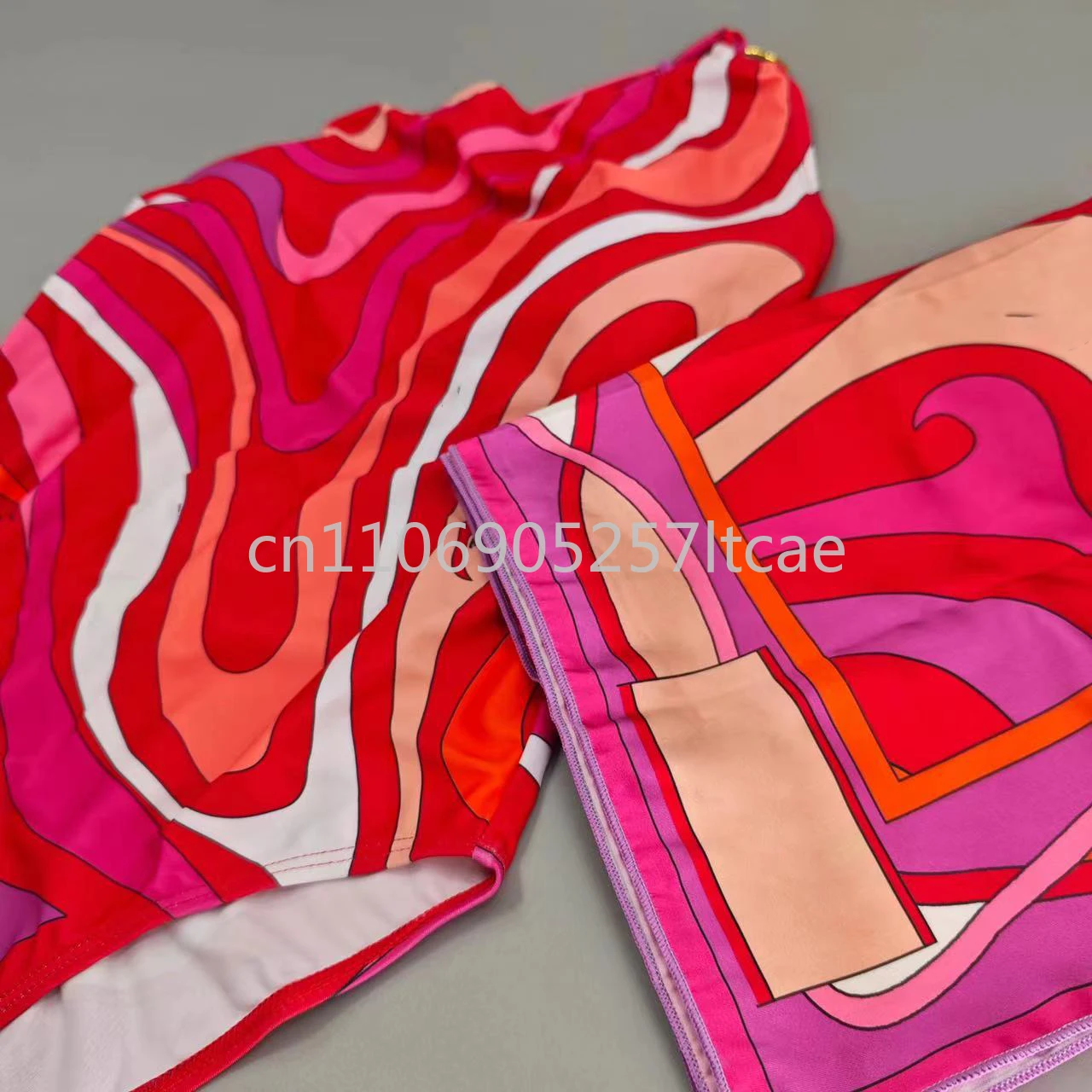 Klasyczny Design Czerwony Jednoczęściowy Strój Kąpielowy z Odkrytym Ramieniem, Logo z Literami, Apaszka, Markowa Odzież Kąpielowa, Damska Opaska na Głowę, Odzież Plażowa