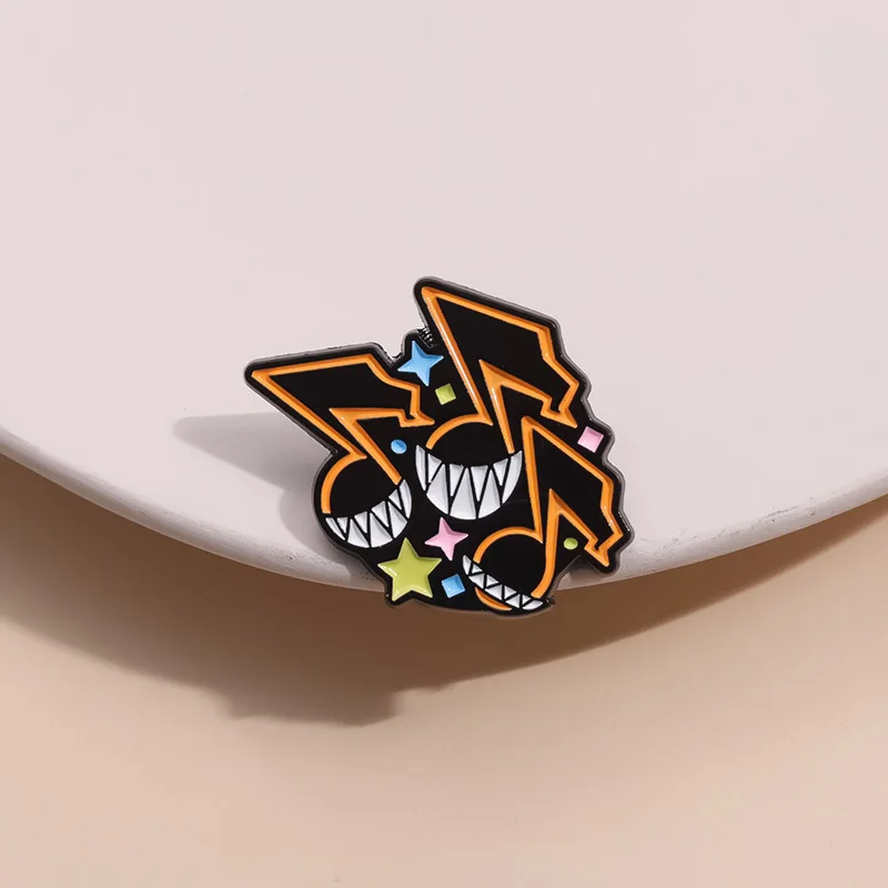 P-e-r-s-o-n-a بروش لعبة كلاسيكية محيط الخزف السلس المينا دبوس قبعة ظهره شارة التلبيب مجوهرات