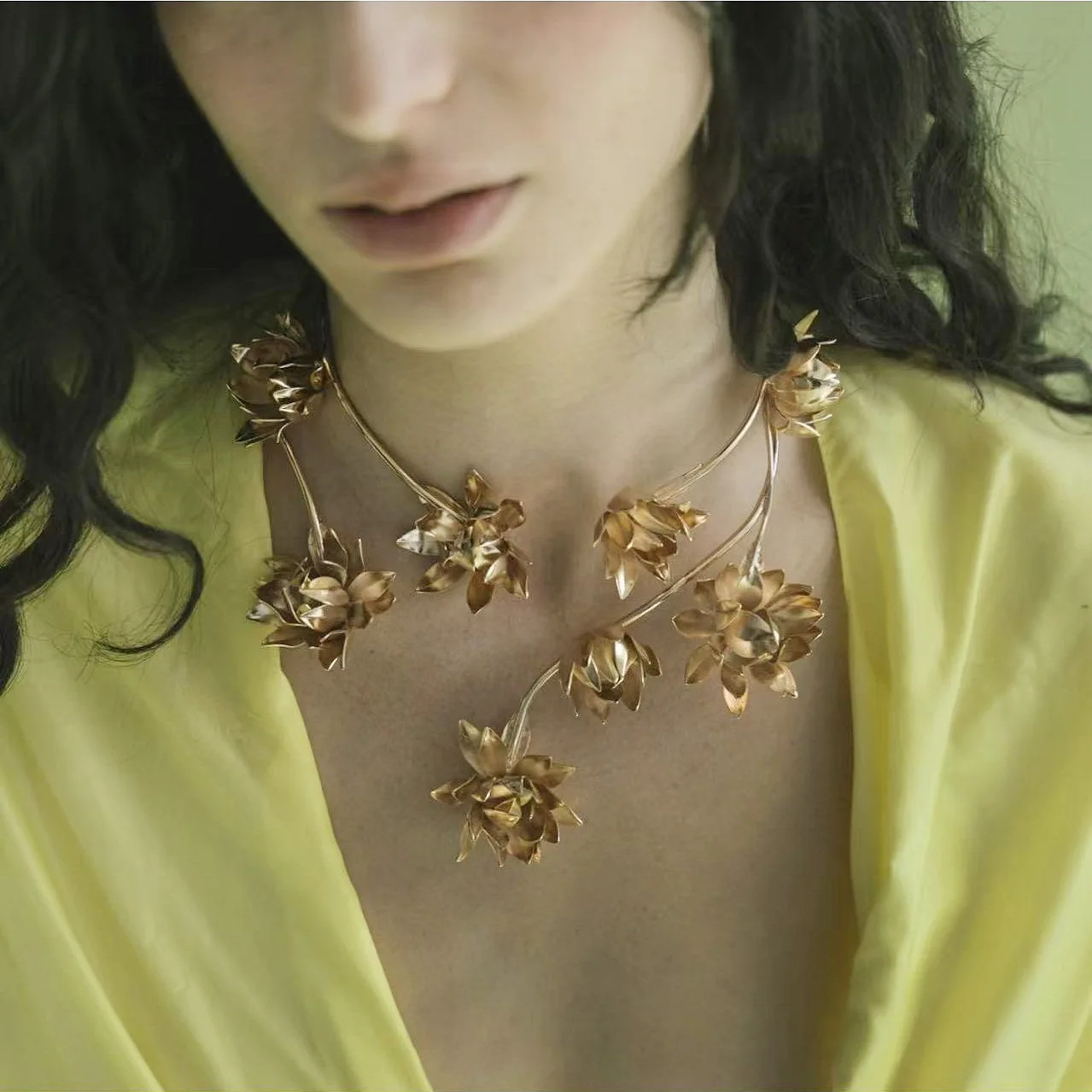 

Преувеличенное металлическое цветочное ожерелье, женское новое уникальное винтажное ожерелье из сплава с высококачественными украшениями на шею для женщин