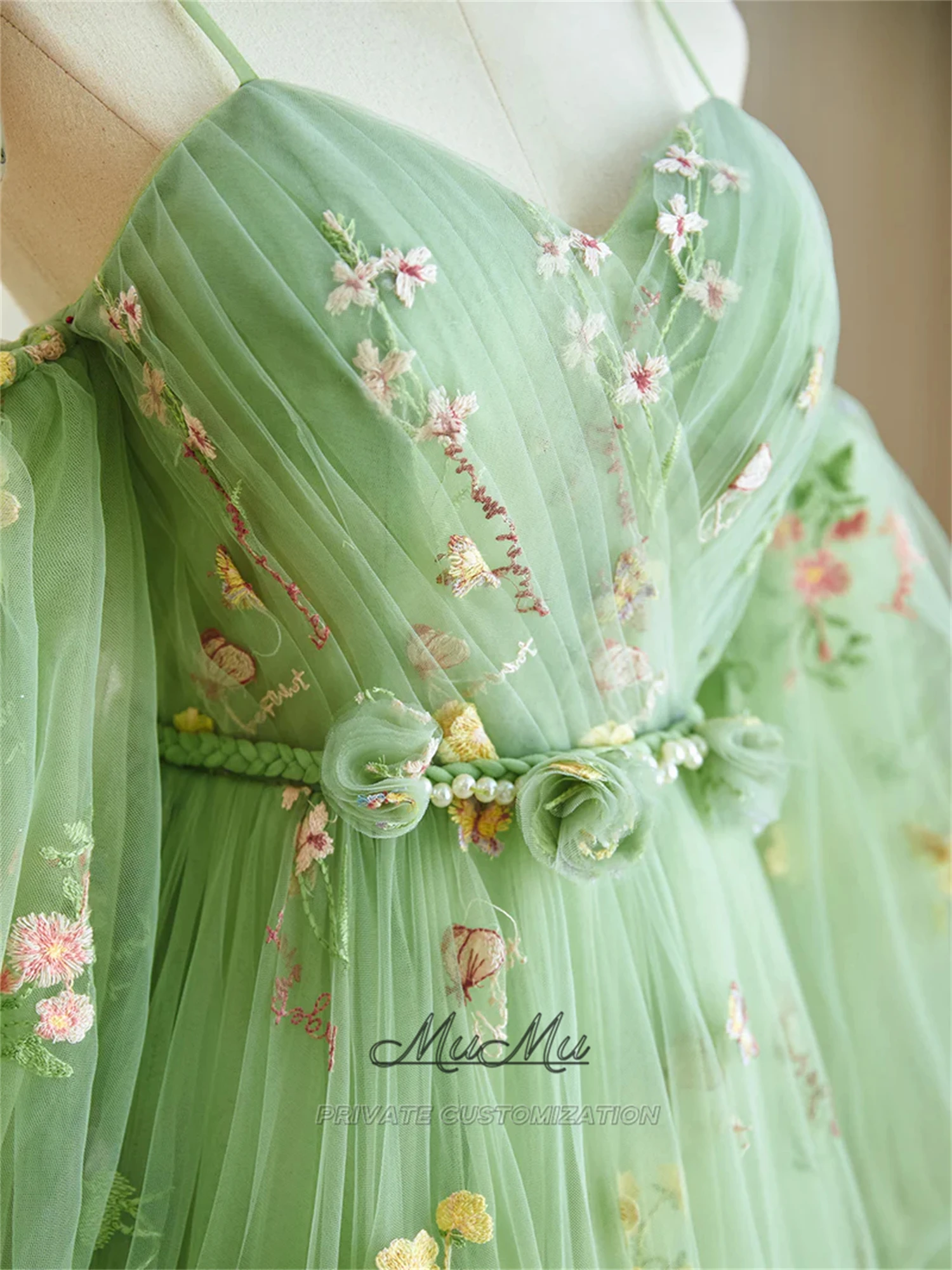 MuMu ที่กําหนดเองดอกไม้สีเขียวกระโปรงสําเร็จการศึกษาชุดปาร์ตี้ชุดราตรีชุดราตรี 15 ปี Quinceanera ชุด