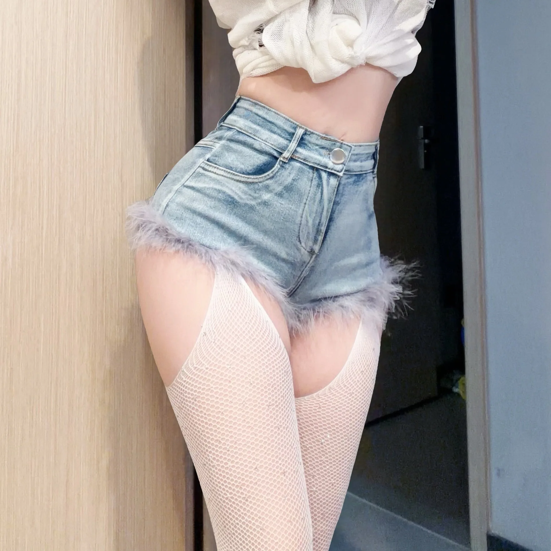 Letnie szorty damskie 2026 w stylu Y2K, z wysokim stanem, sprane, retro, z piórami i włochatym denimem, seksowne, podkreślające biodra.