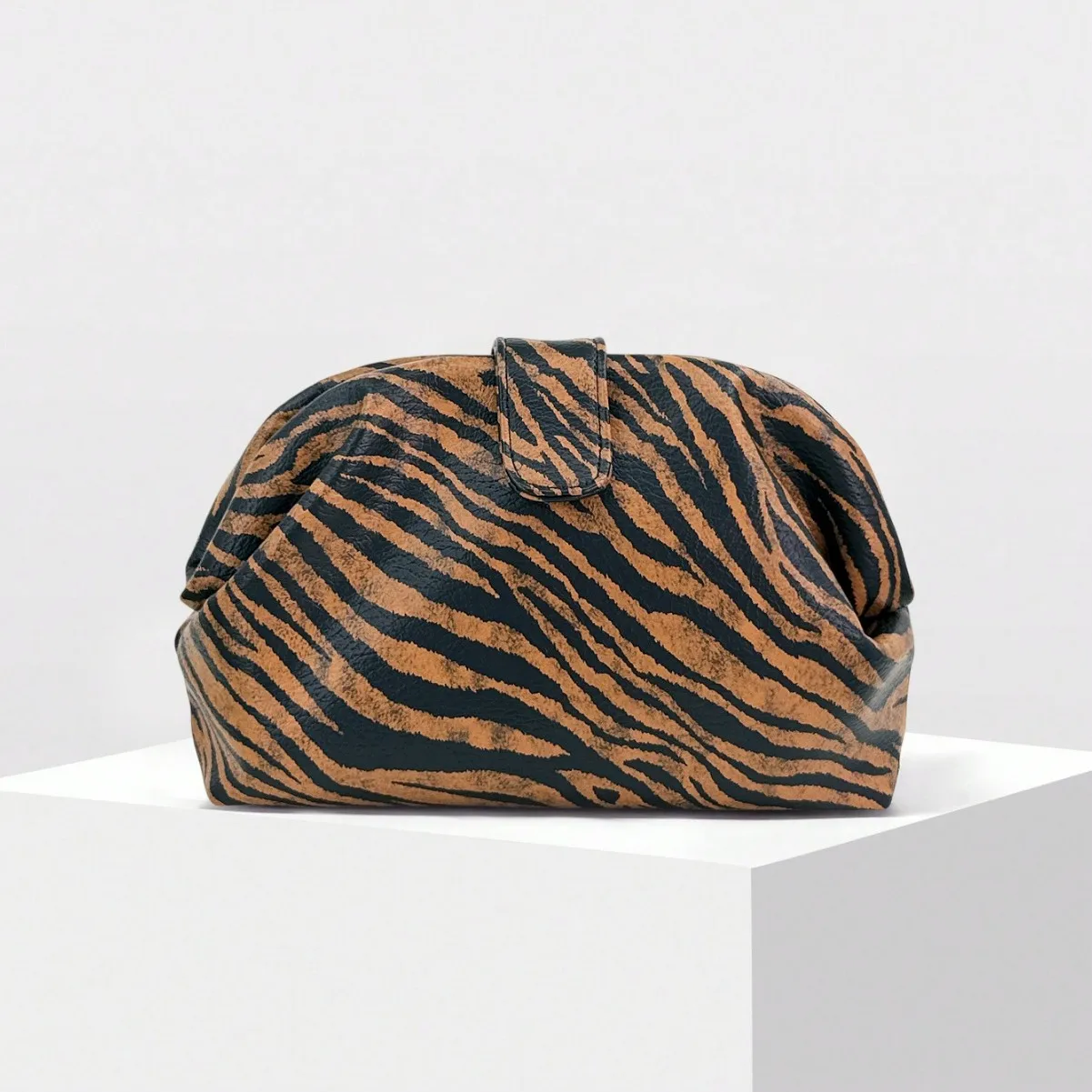 Cross-border vintage tiger print clutch bag pleated soft leather clip cloud unique animal print evening hand clutch bag  women